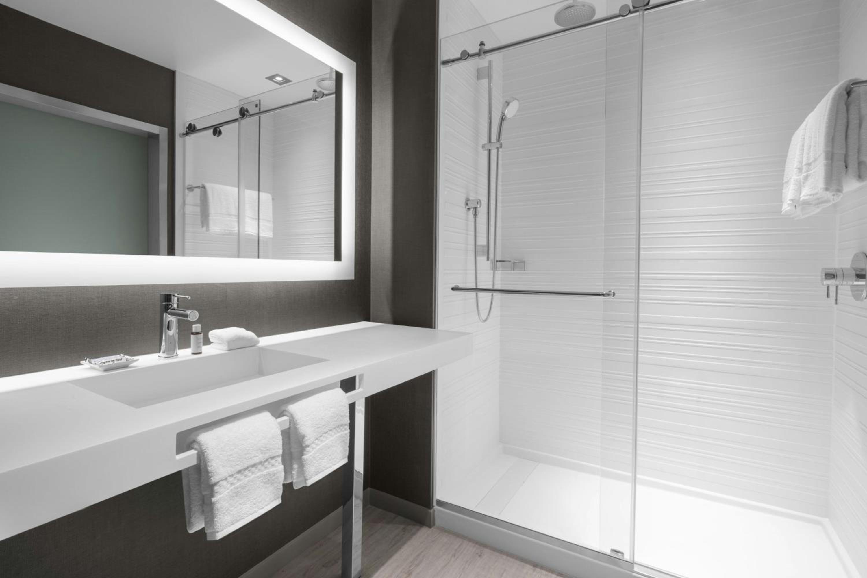 QQ Neighborhood View, Guest room, 2 Queen (Hearing Accessible) - Photo 8