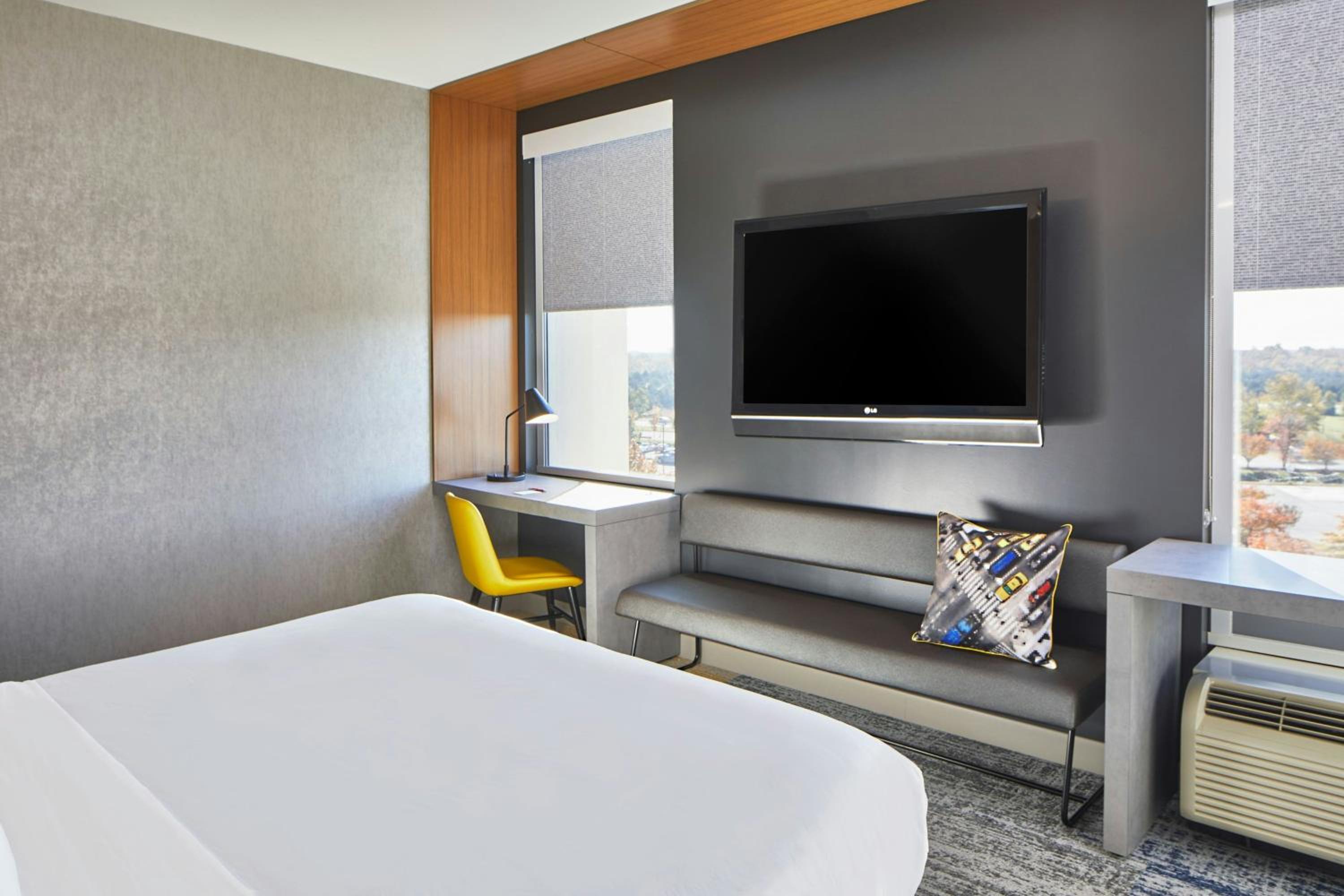 Guest room, 1 King, Aloft (Mobility &amp; Hearing Accessible w/ Roll-in Shower) - Photo 1
