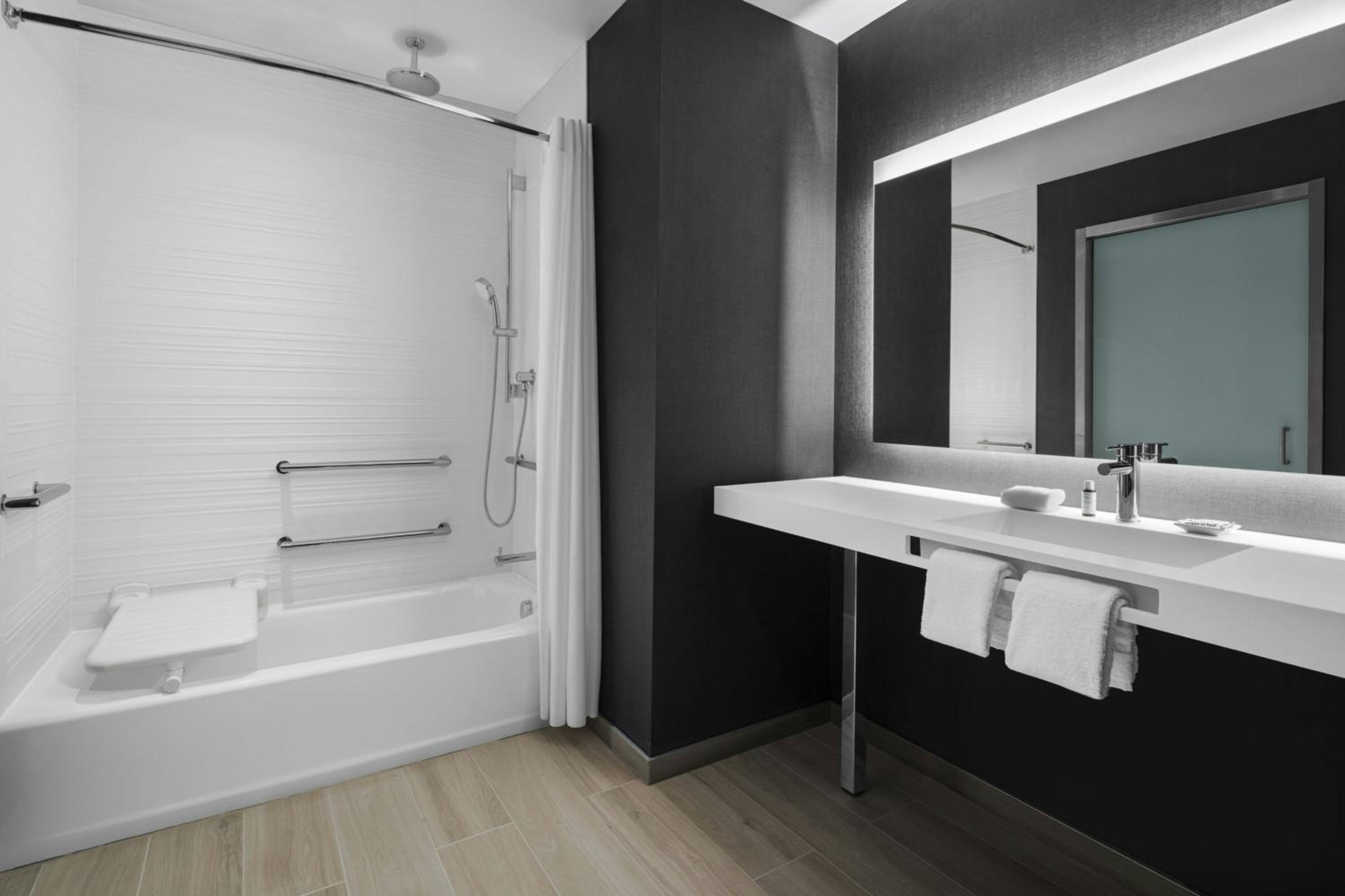 QQ Neighborhood View, Guest room, 2 Queen (Hearing Accessible) - Photo 9