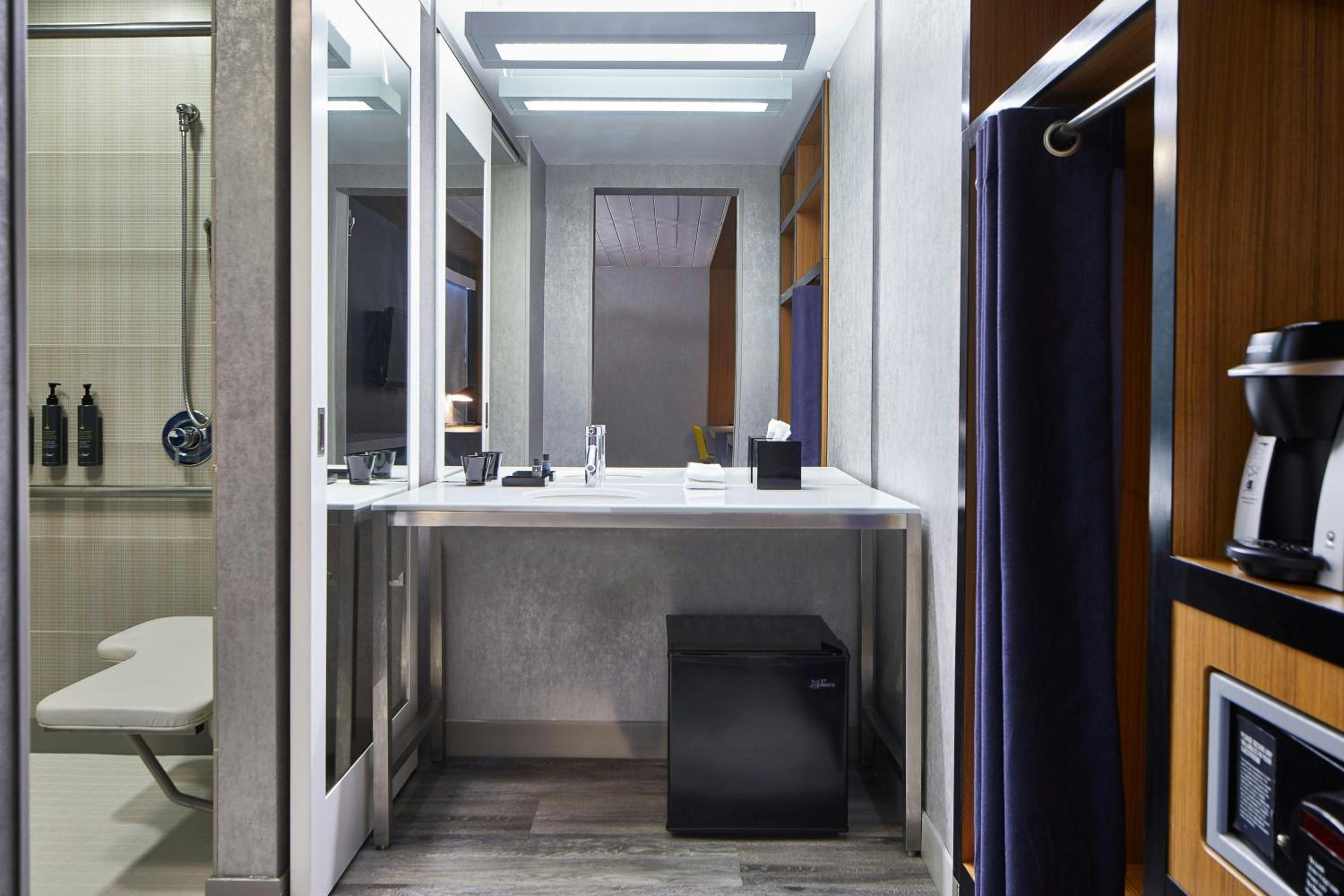 Guest room, 1 King, Aloft (Mobility &amp; Hearing Accessible w/ Roll-in Shower) - Photo 6
