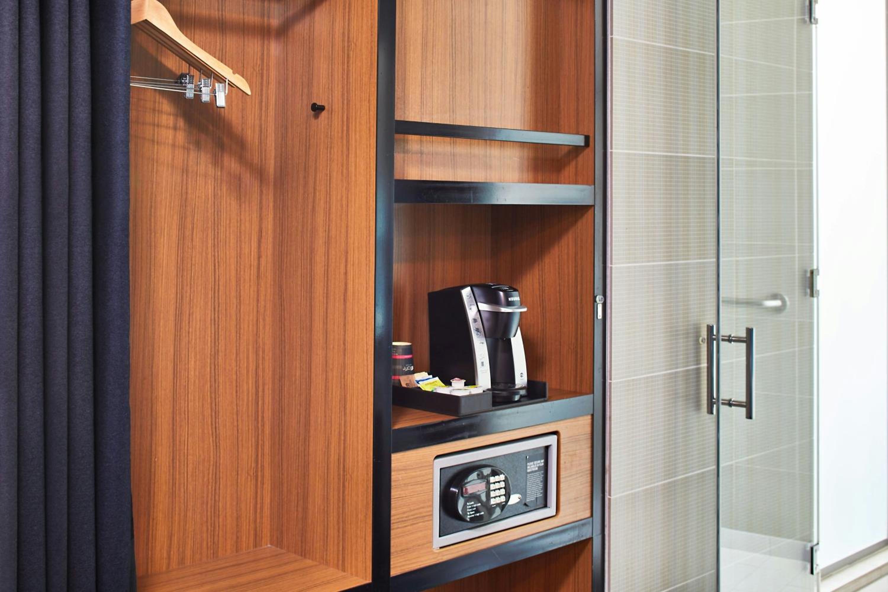 Guest room, 1 King, Aloft (Mobility &amp; Hearing Accessible w/ Roll-in Shower) - Photo 4