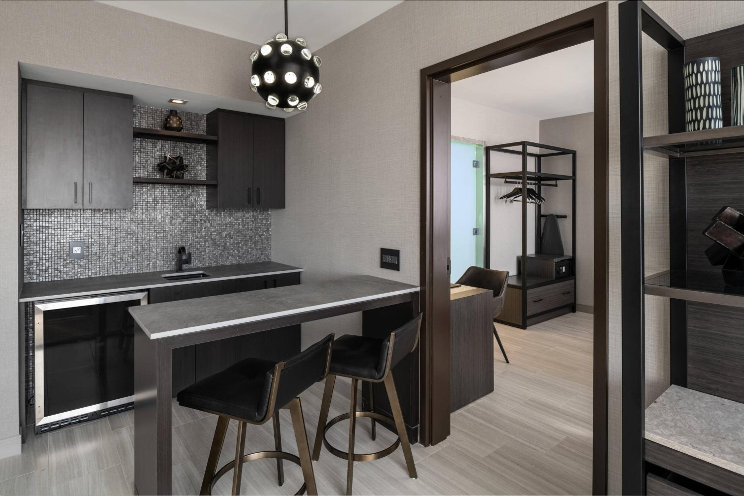 One-Bedroom King Suite - Photo 2