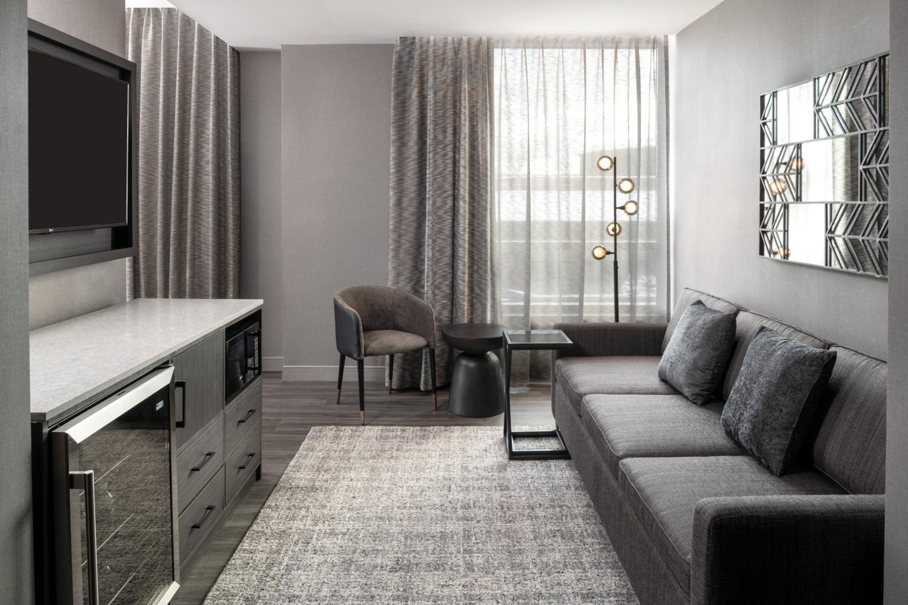 King Suite with Bathtub and Sofa Bed - Mobility Access - Photo 1