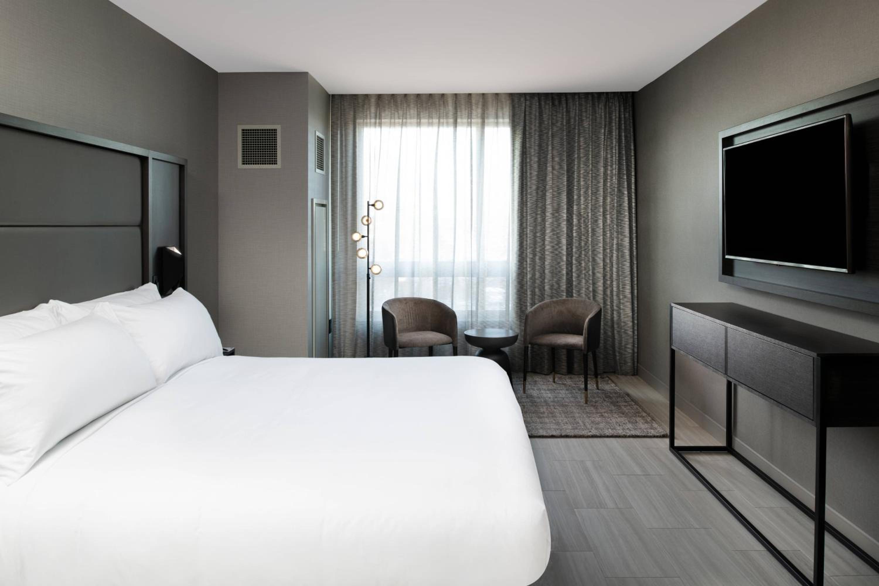 One-Bedroom King Suite - Photo 3