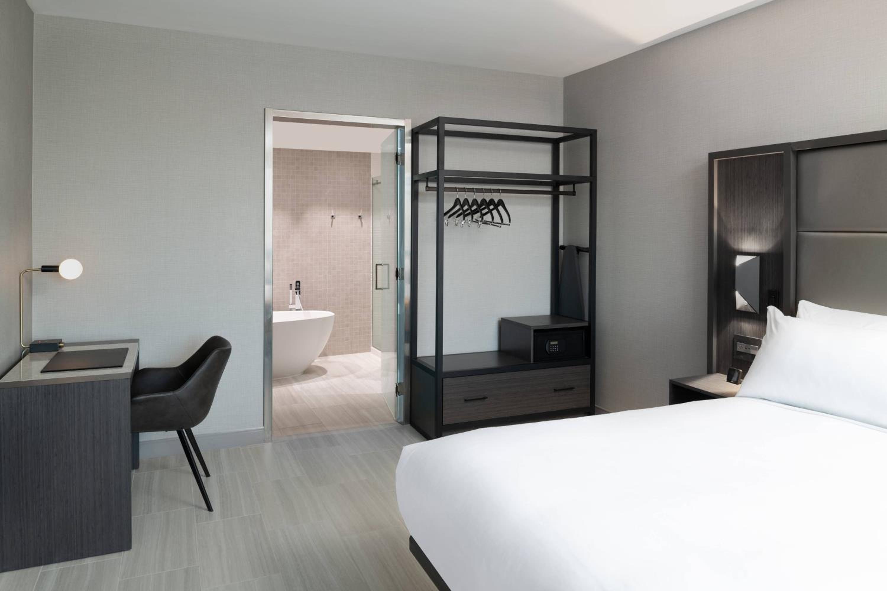 One-Bedroom King Suite - Photo 4