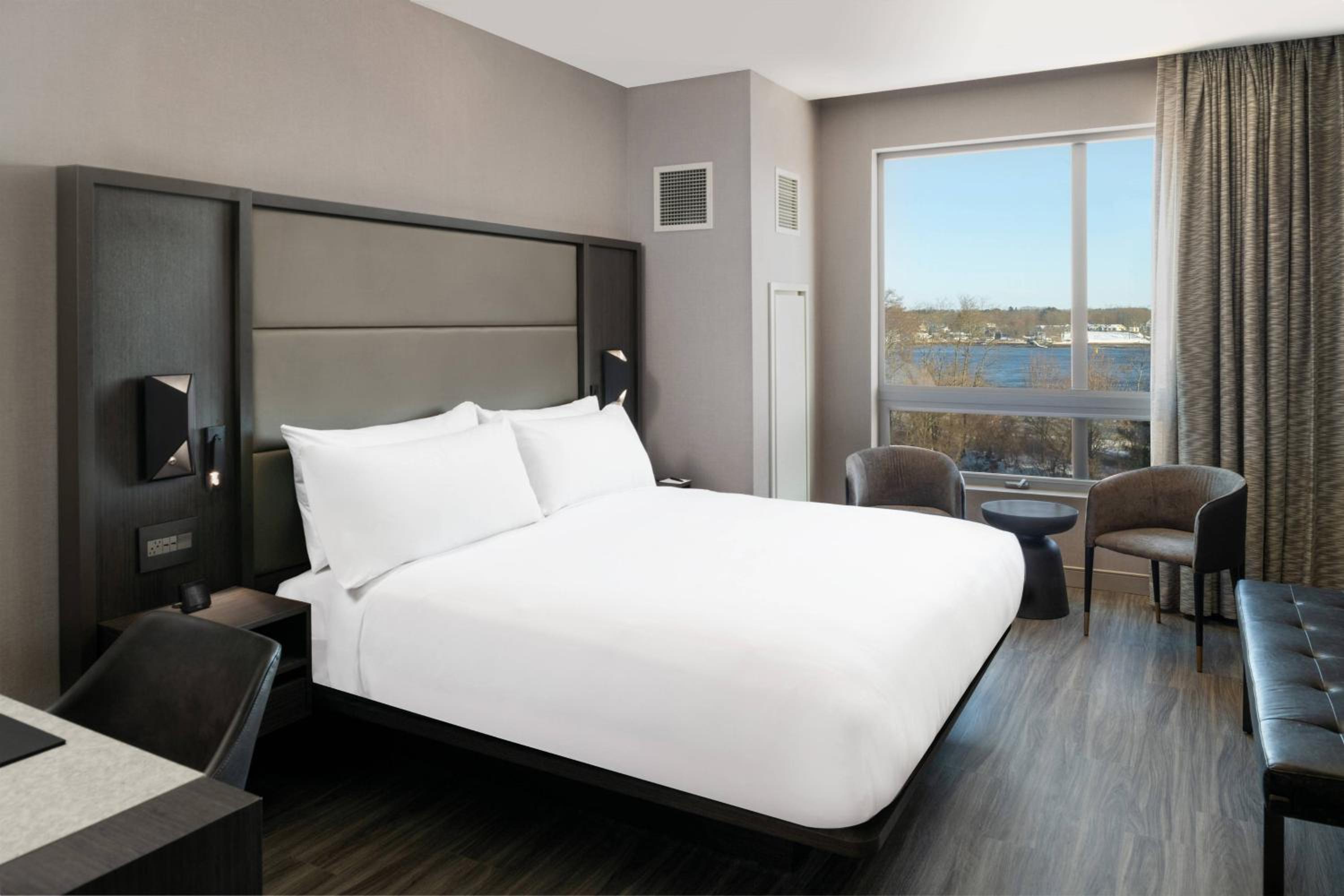 King Suite with Bathtub and Sofa Bed - Mobility Access - Photo 2