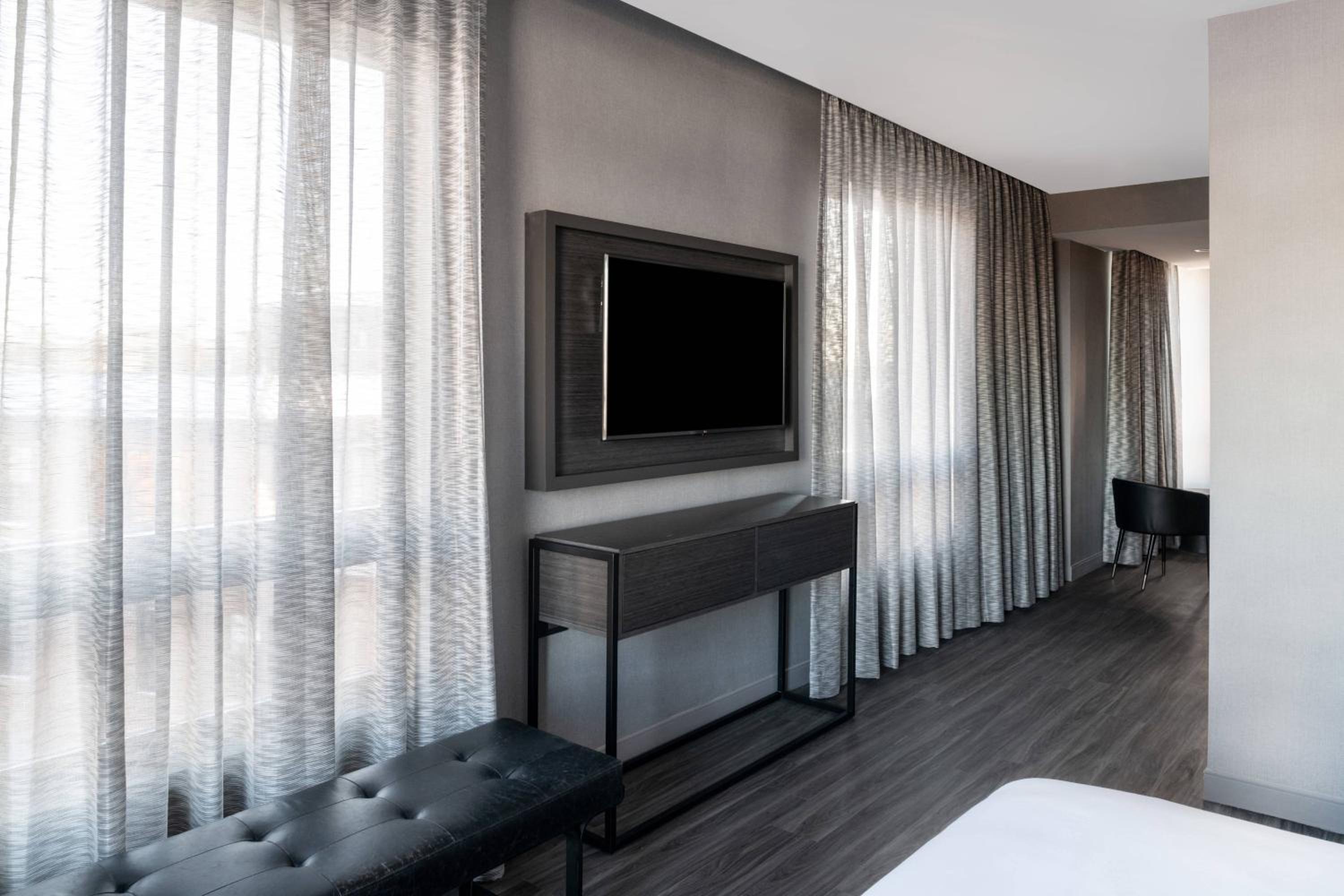 King Suite with Bathtub and Sofa Bed - Mobility Access - Photo 3