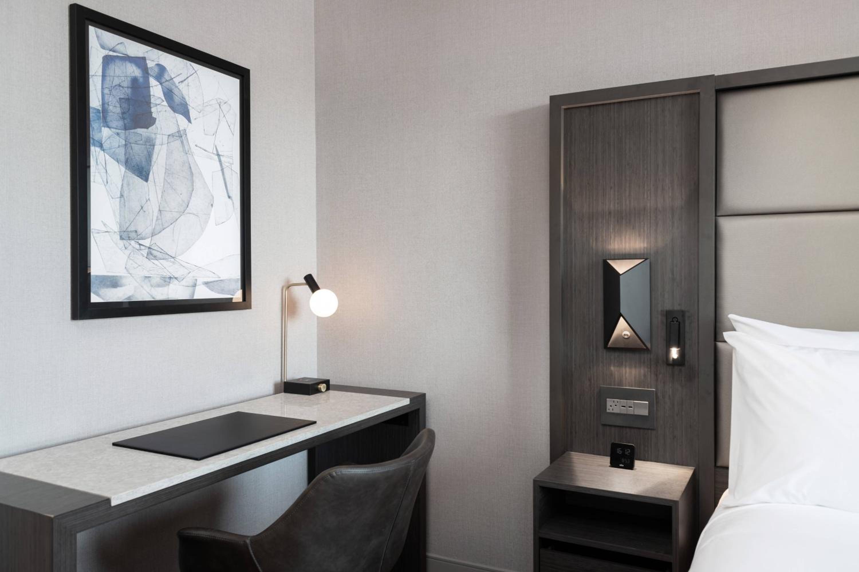King Suite with Bathtub and Sofa Bed - Mobility Access - Photo 4