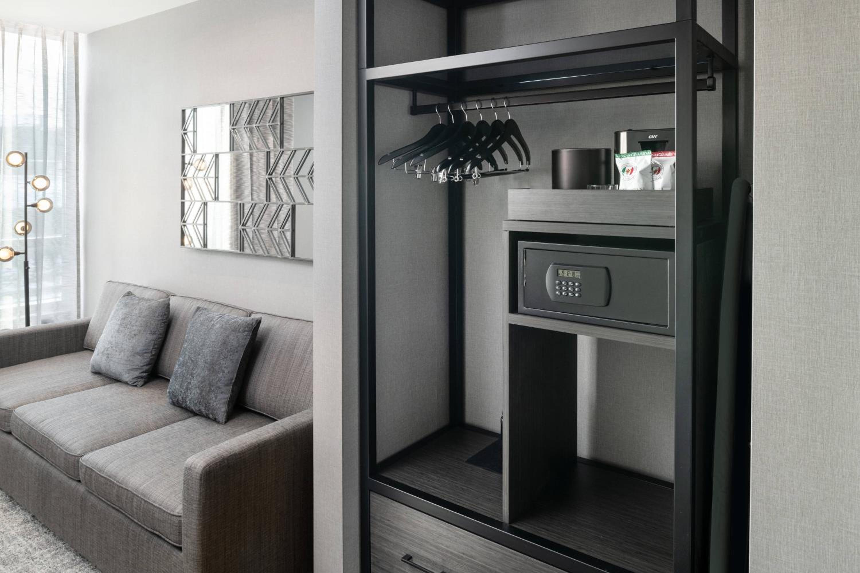 King Suite with Bathtub and Sofa Bed - Mobility Access - Photo 7