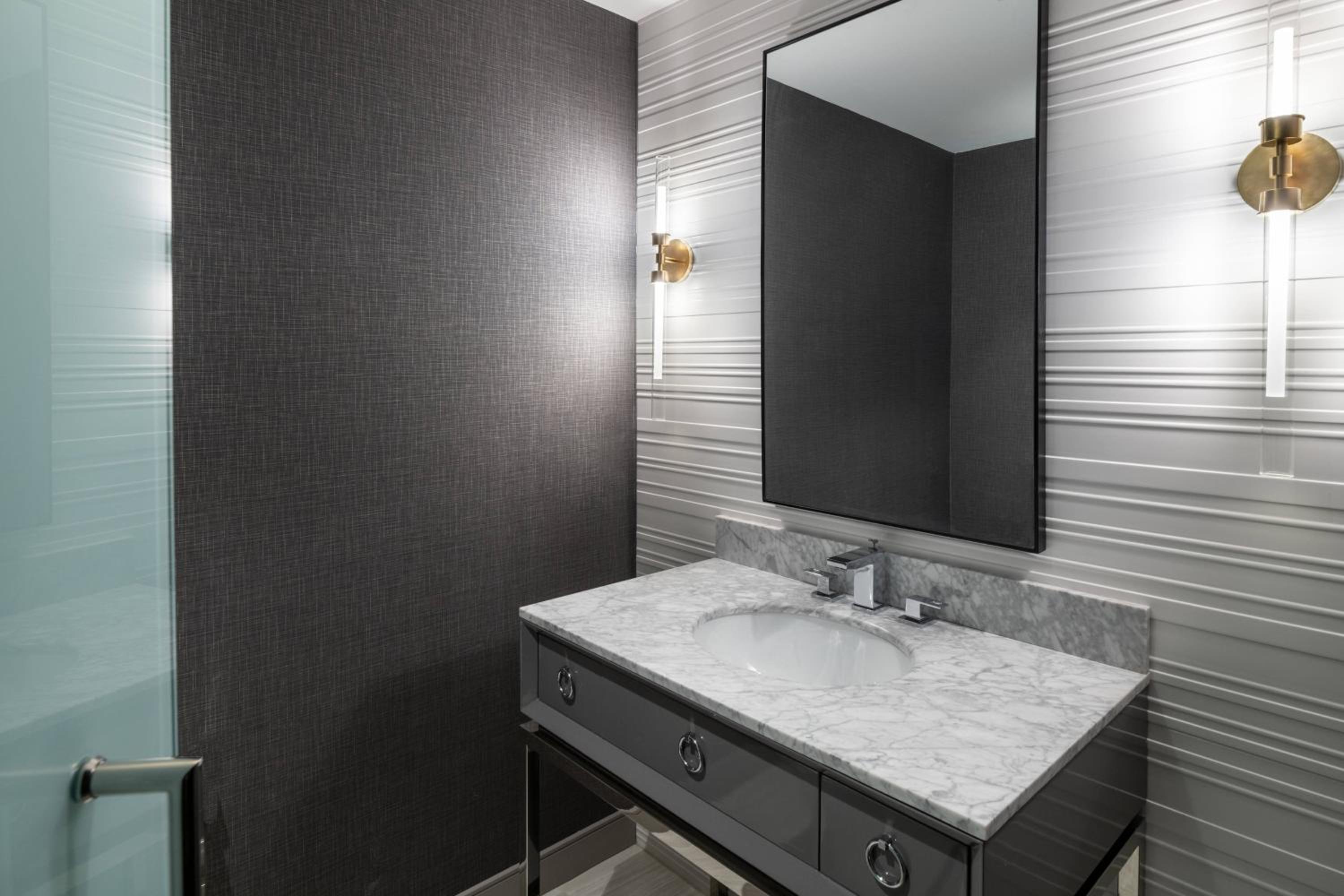 One-Bedroom King Suite - Photo 7