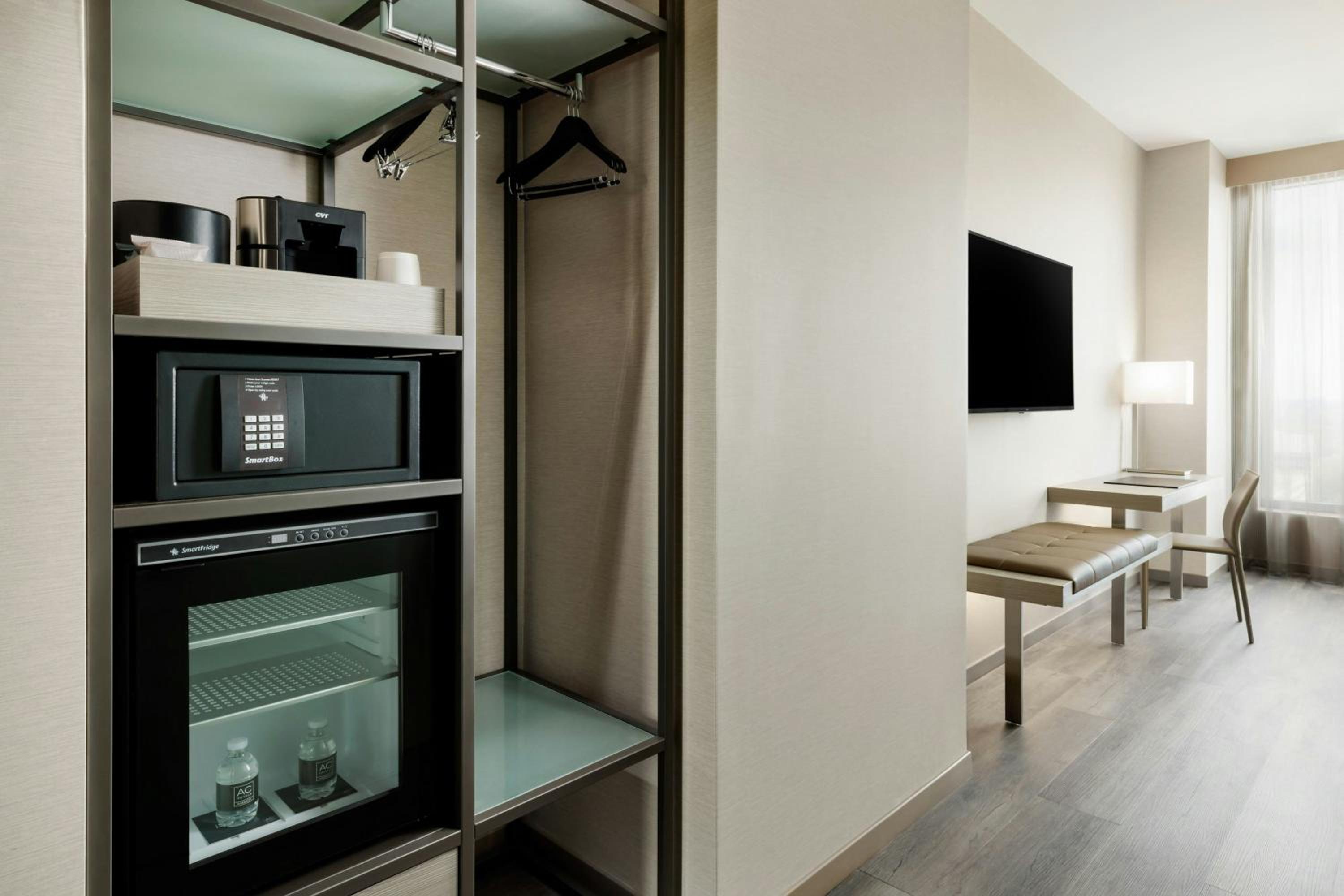 Standard King Room - Hearing Accessible - Photo 3