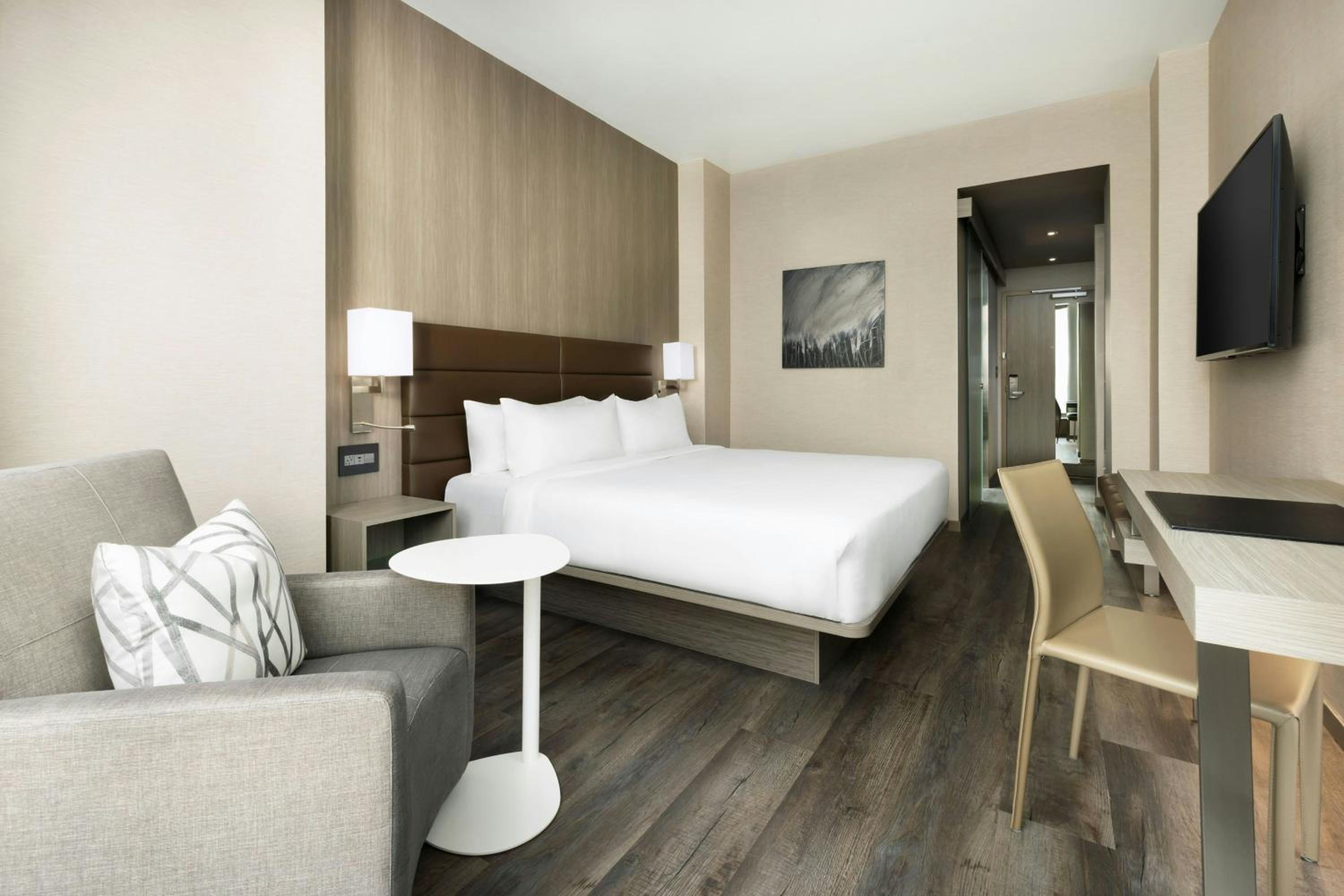 Standard King Room - Hearing Accessible - Photo 2