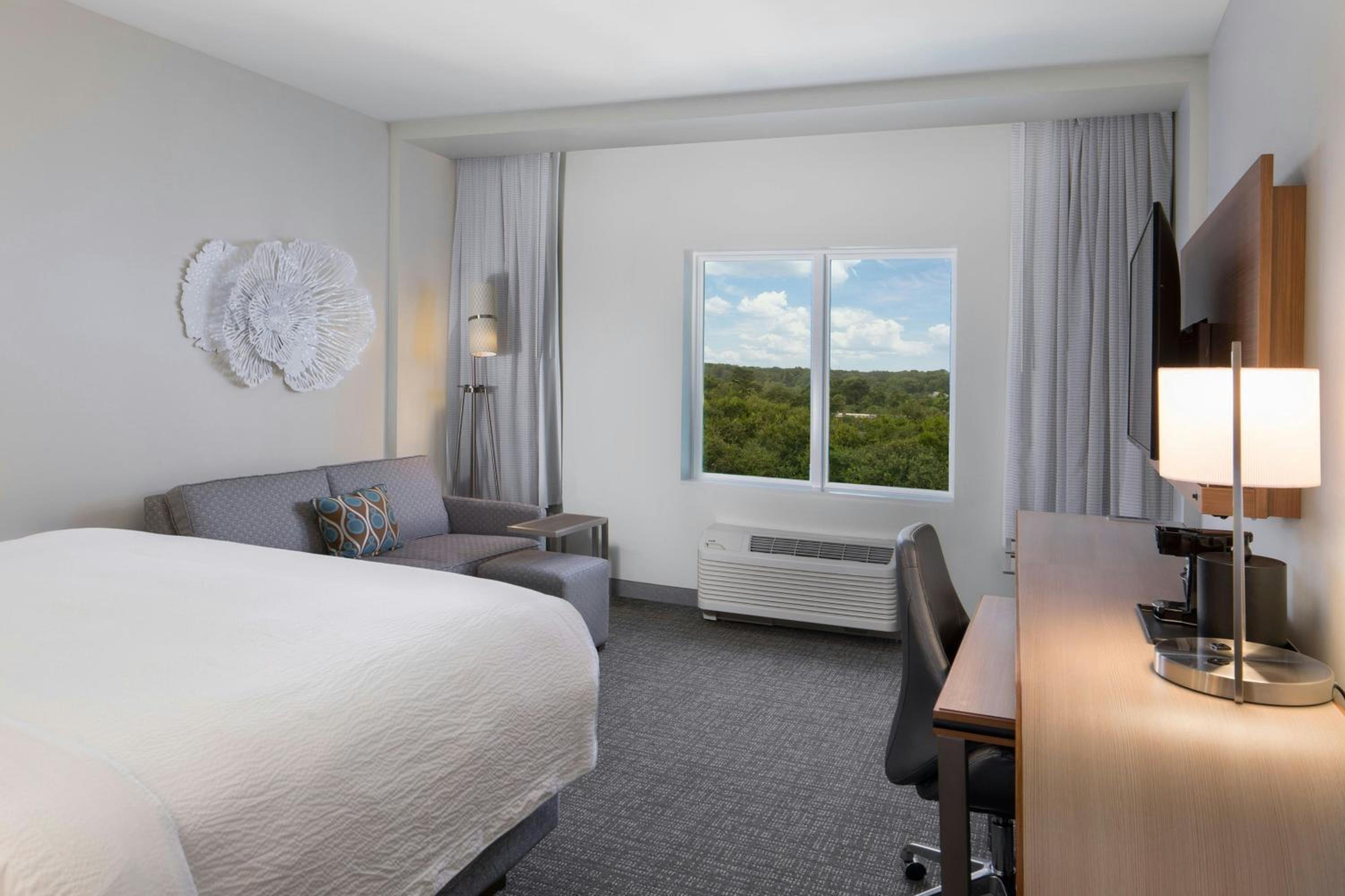 King Room with Balcony and Sofa Bed photo 1