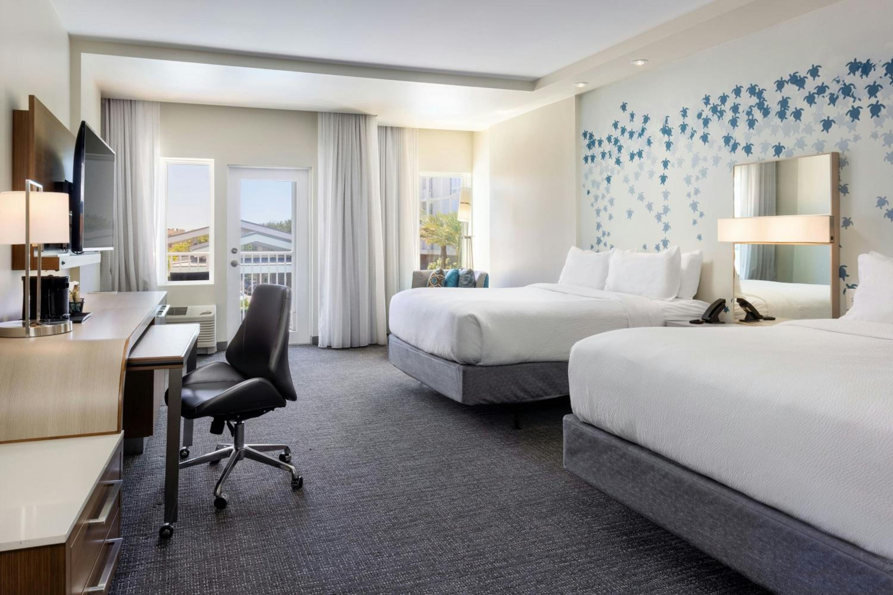 Queen Room with Two Queen Beds, Ocean View and Balcony photo 2