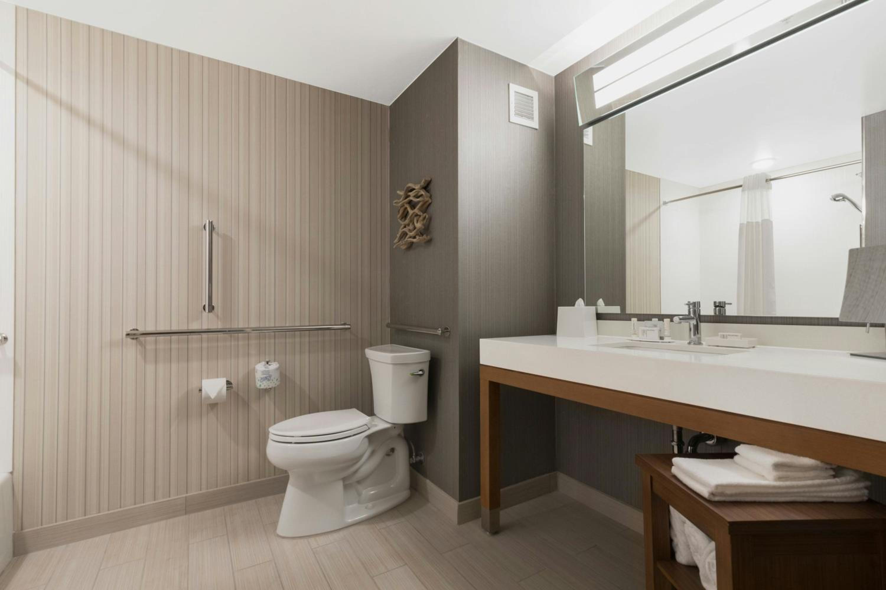 King Room with Ocean View, Balcony and Roll-In Shower - Mobility Access - Photo 6
