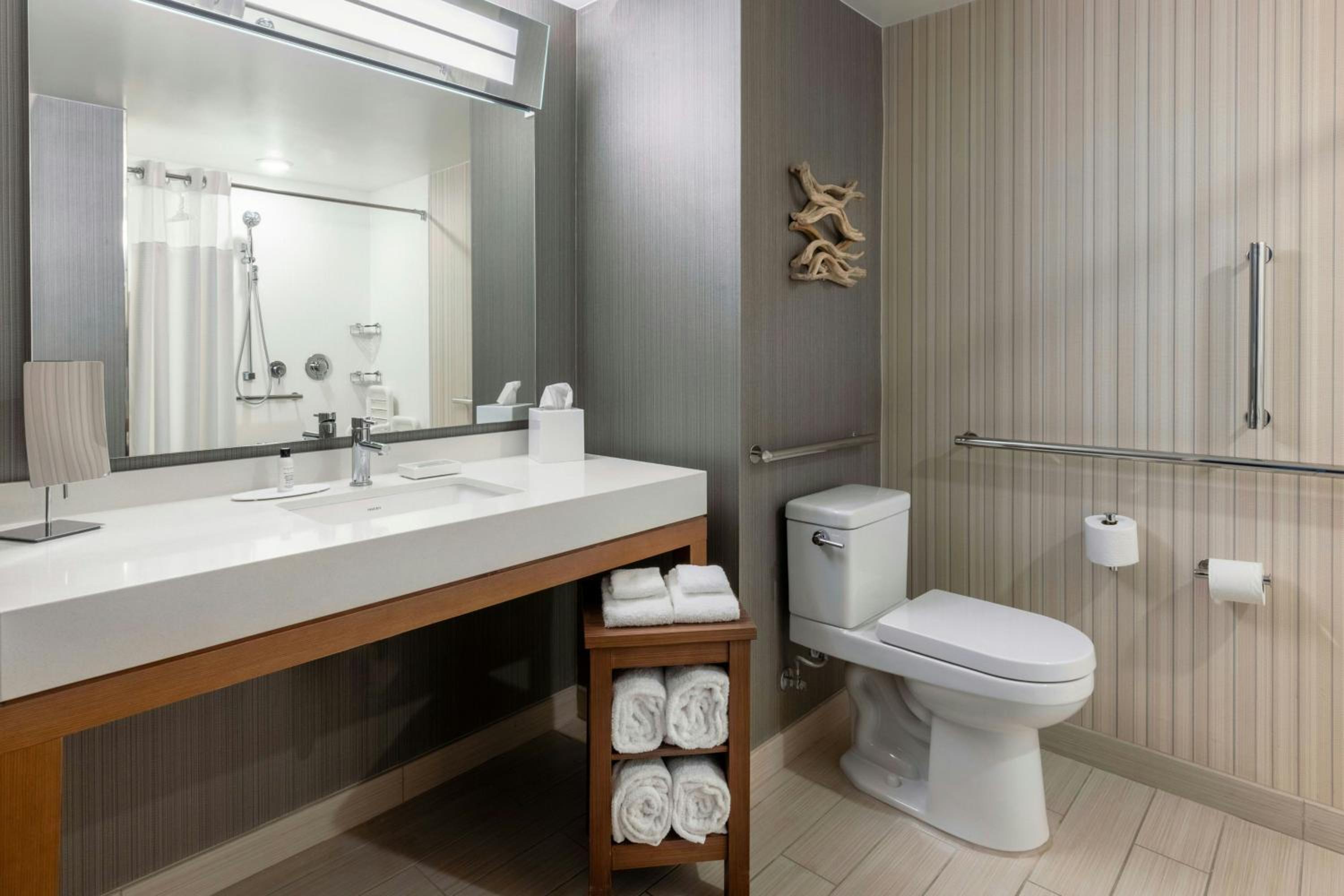 King Room with Ocean View, Balcony and Roll-In Shower - Mobility Access - Photo 7