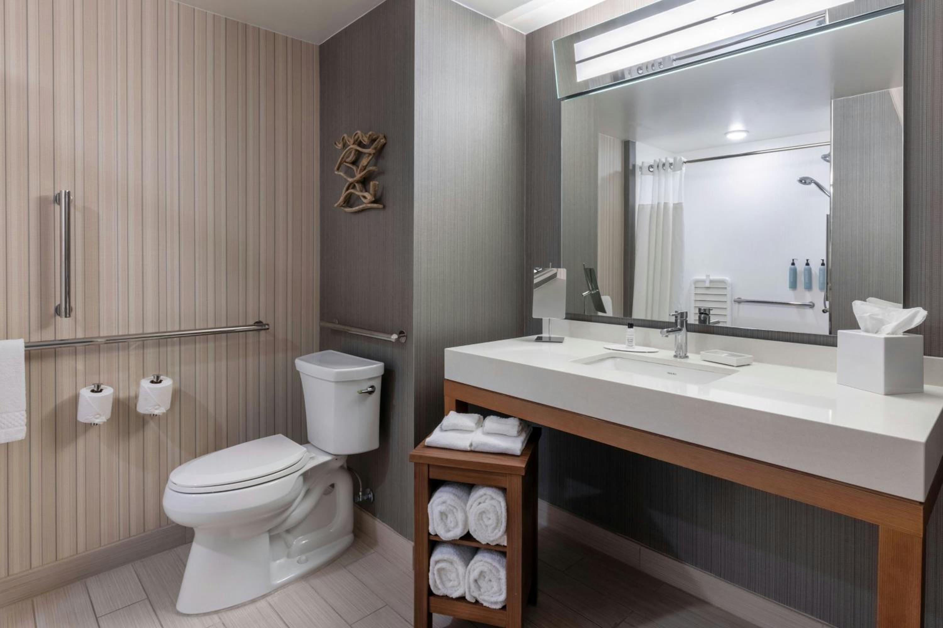 King Room with Ocean View, Balcony and Roll-In Shower - Mobility Access - Photo 8