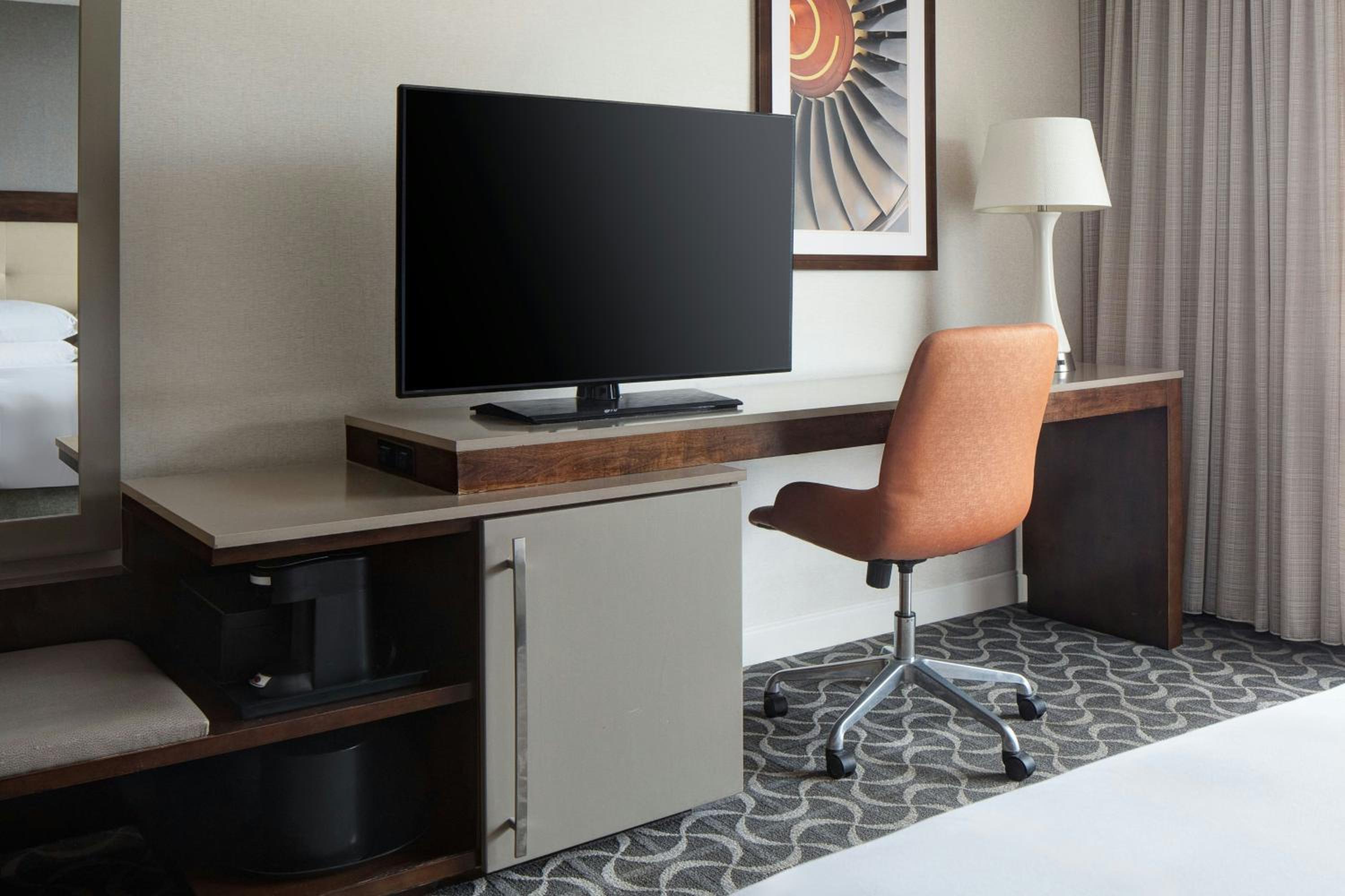 Courtyard Access, Guest room, 1 King, West Tower    - Photo 3