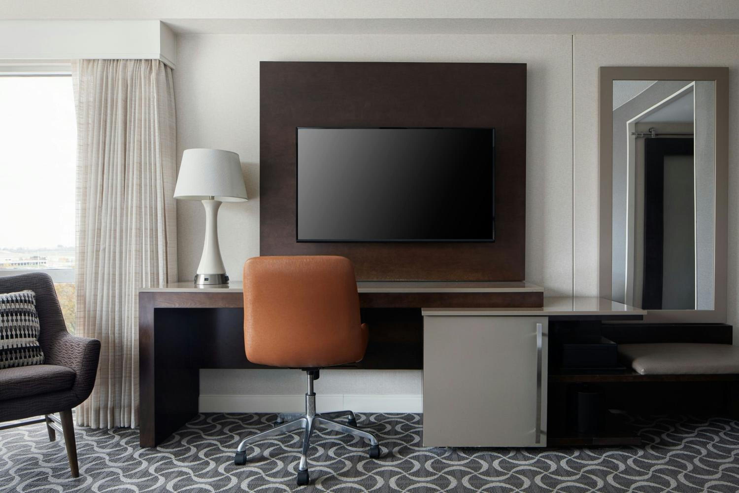 Executive King Room - East Tower/Hearing Accessible - Photo 4