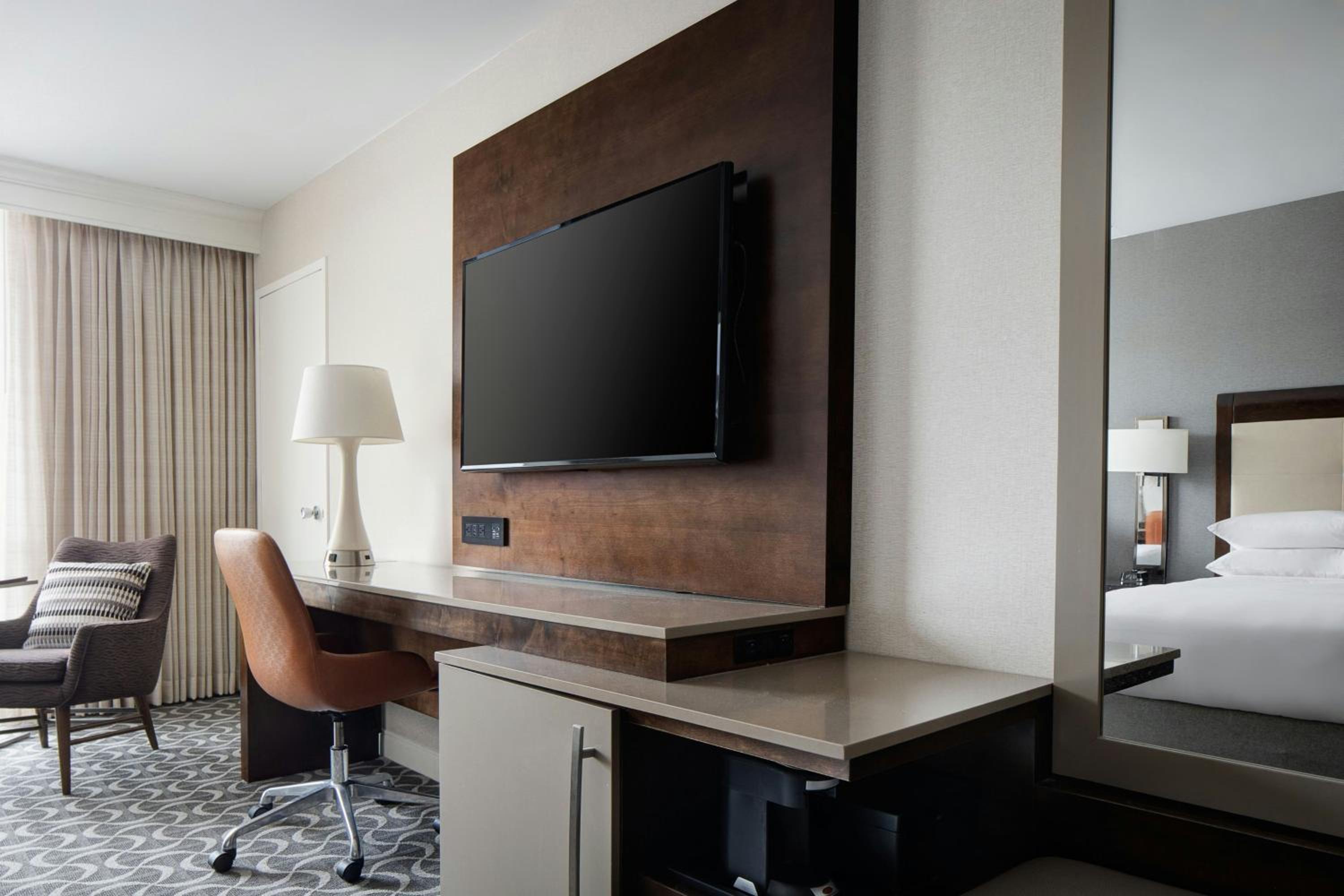 Executive King Room - East Tower/Hearing Accessible - Photo 5