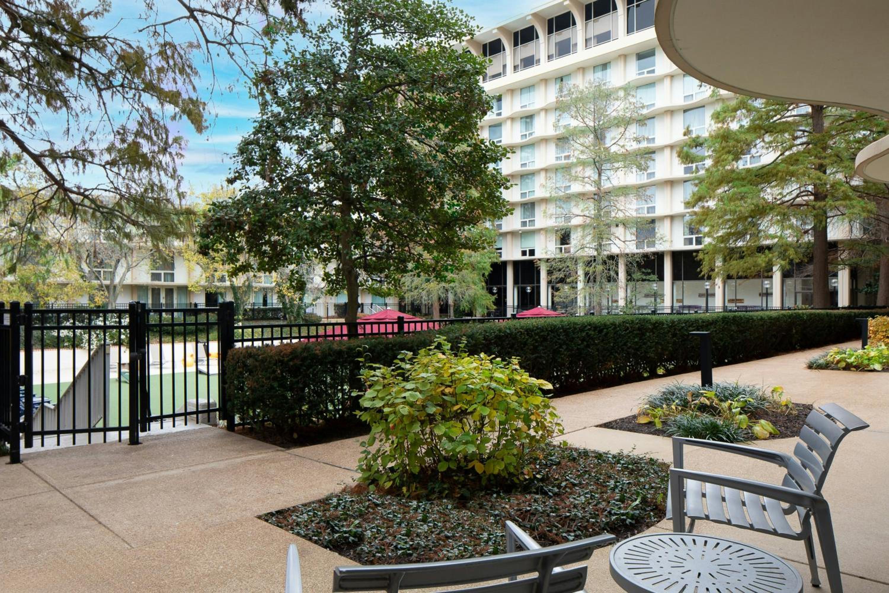 Courtyard Access, Guest room, 1 King, West Tower    - Photo 4