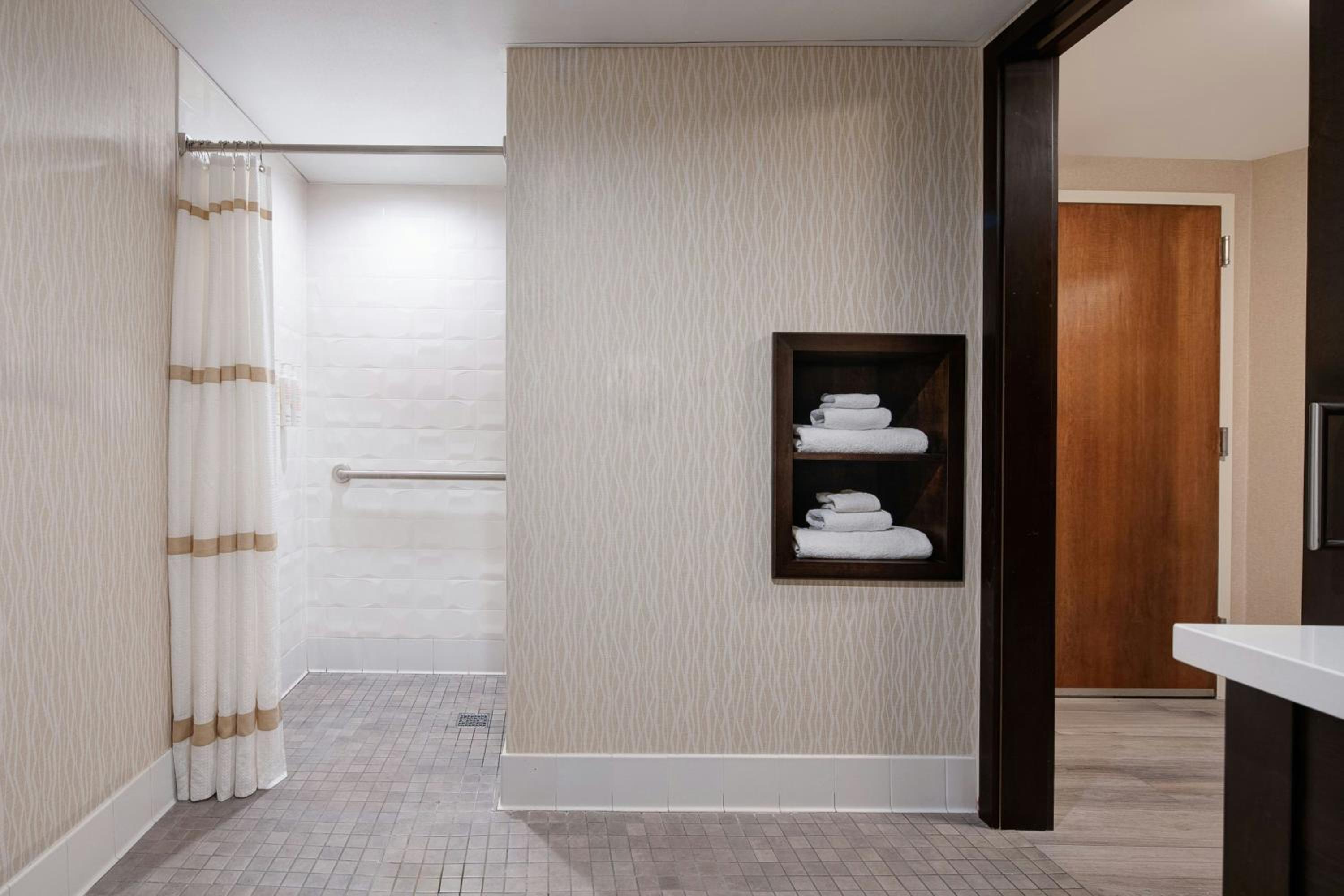 Executive King Room with Sofa Bed - East Tower/Mobility/Hearing Accessible with Roll-In Shower