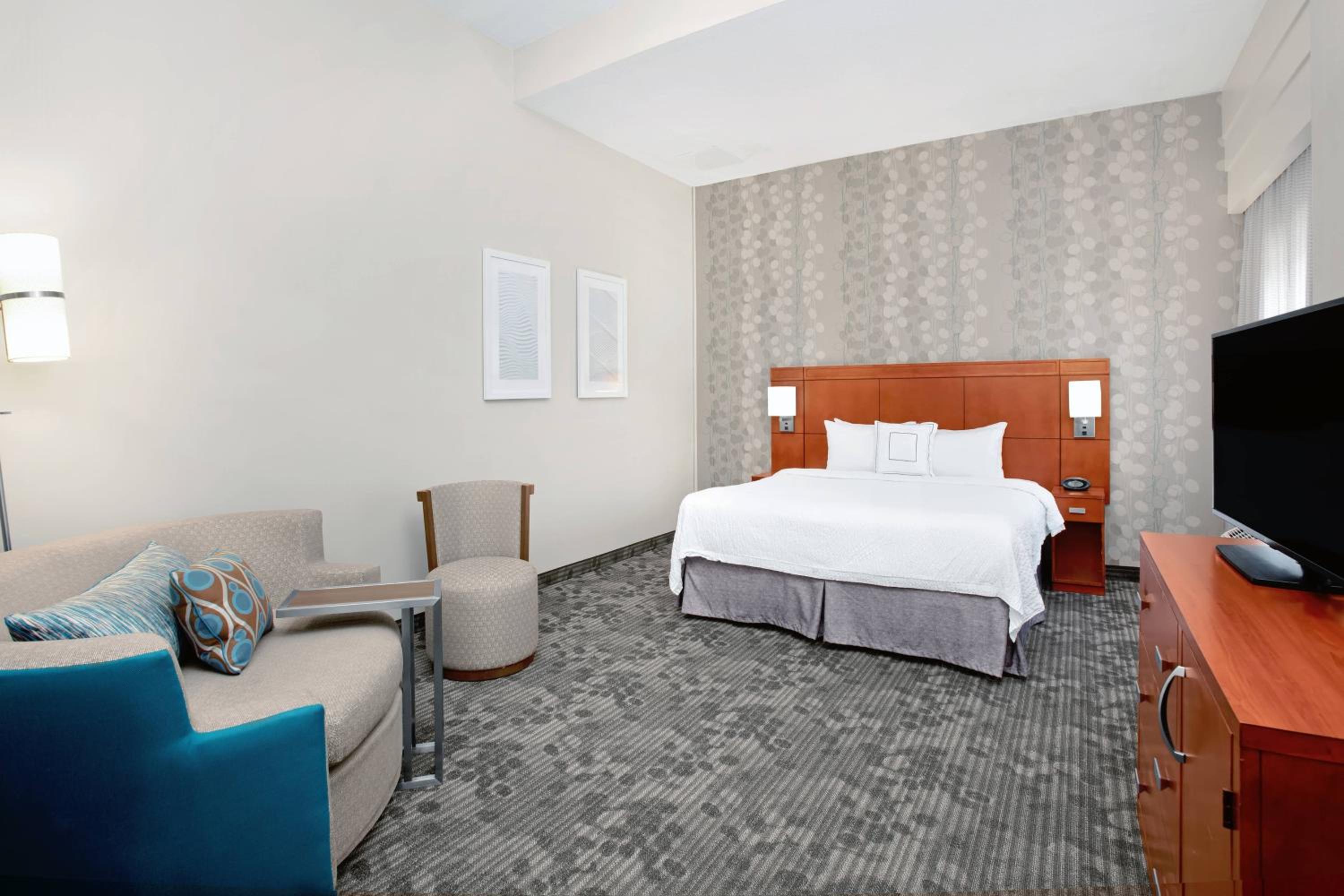 One-Bedroom King Suite with Sofa Bed - Photo 2