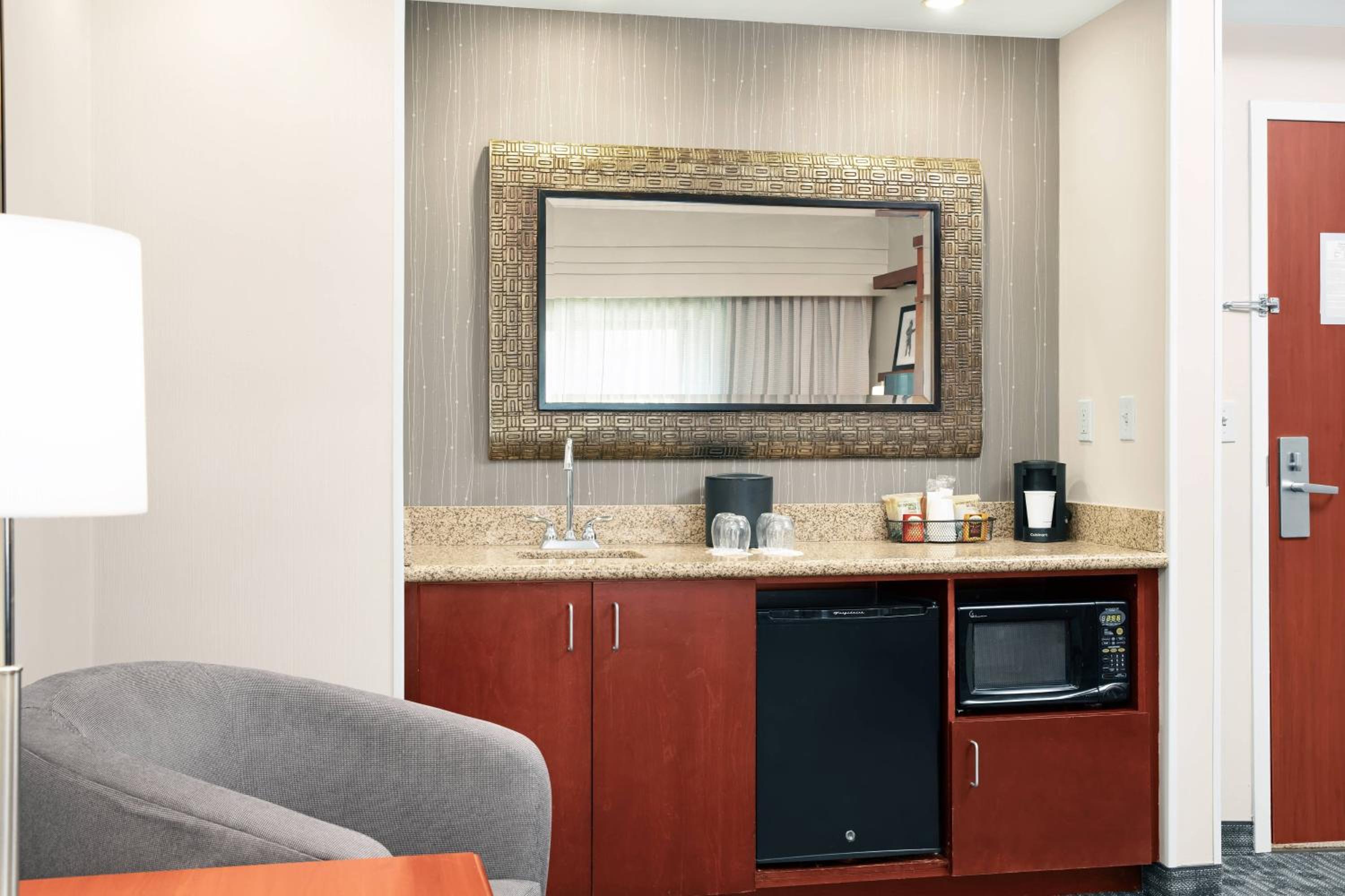 One-Bedroom King Suite with Sofa Bed - Photo 3