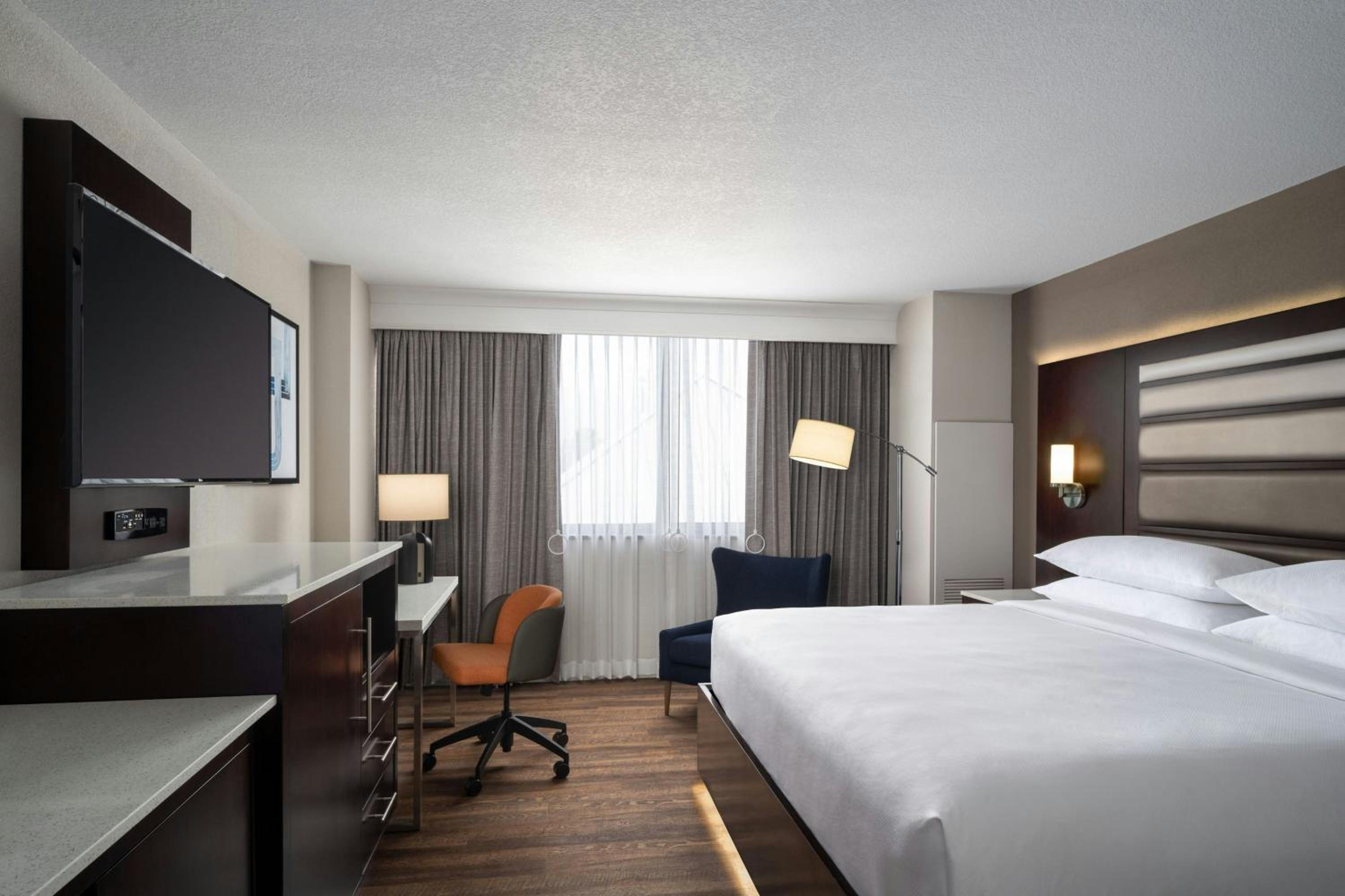 King Room with Roll-in Shower - Mobility and Hearing Accessible - Photo 2