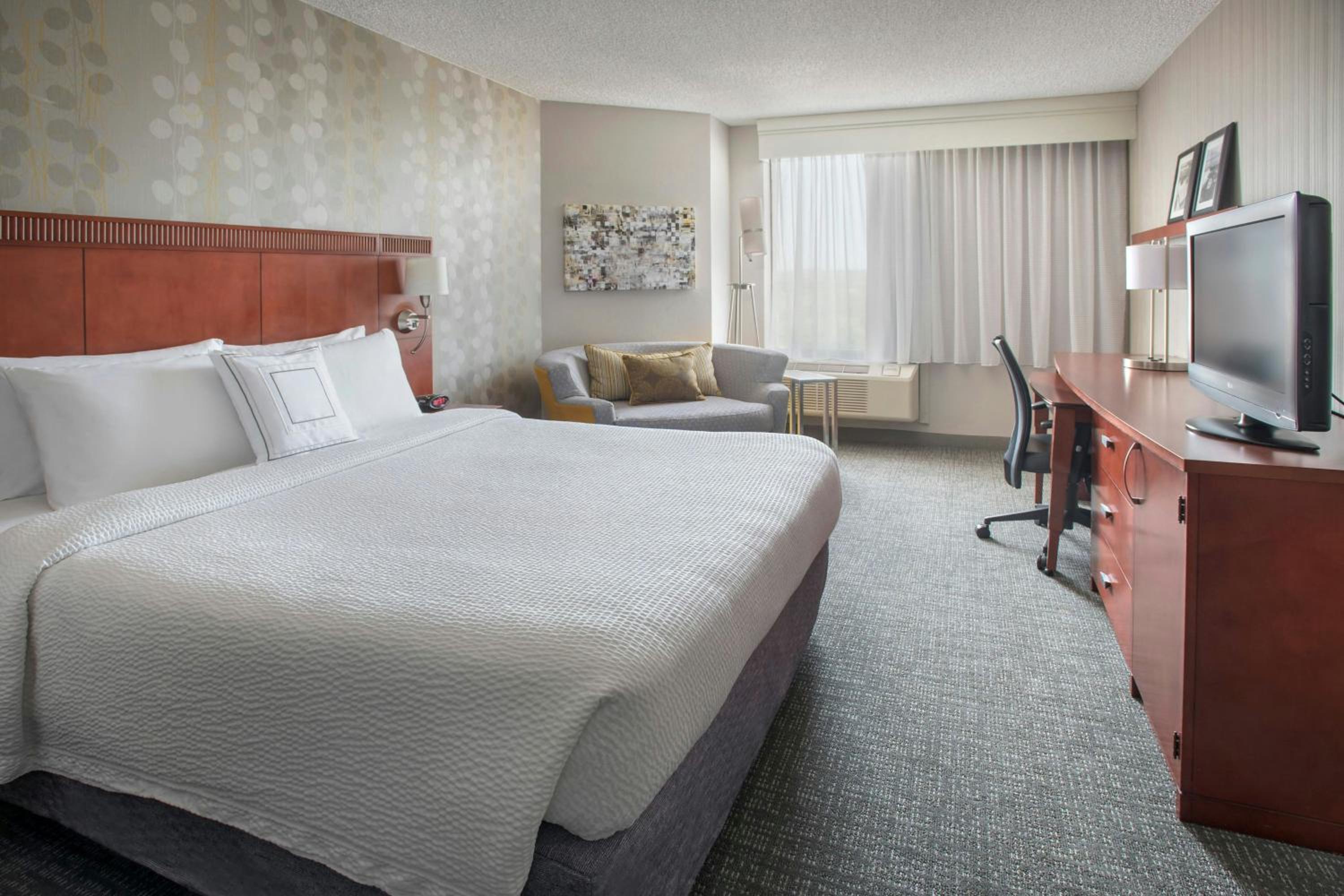King Room with Bathtub and Sofa Bed - Mobility Access - Photo 1