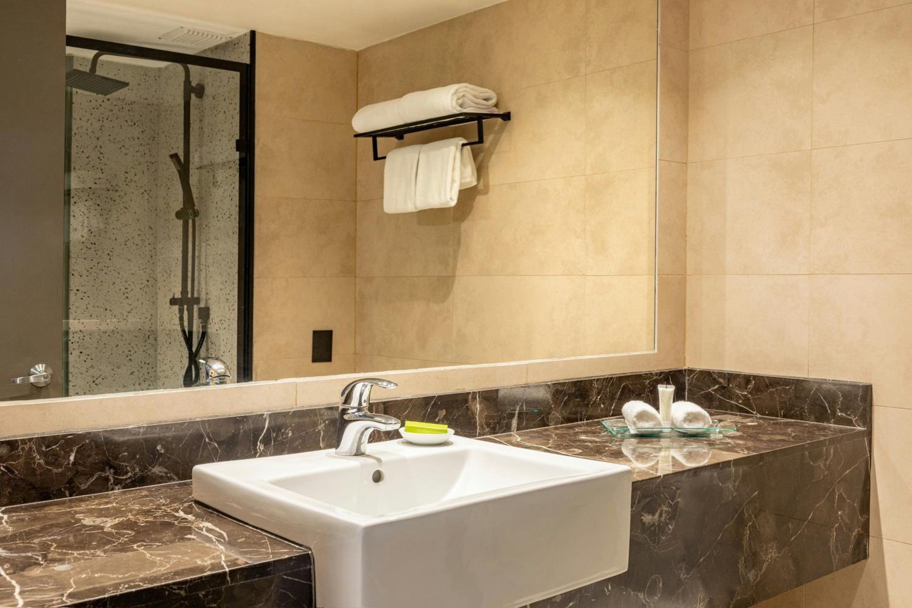 Deluxe Guest room, 2 Queen,  City view - Photo 3
