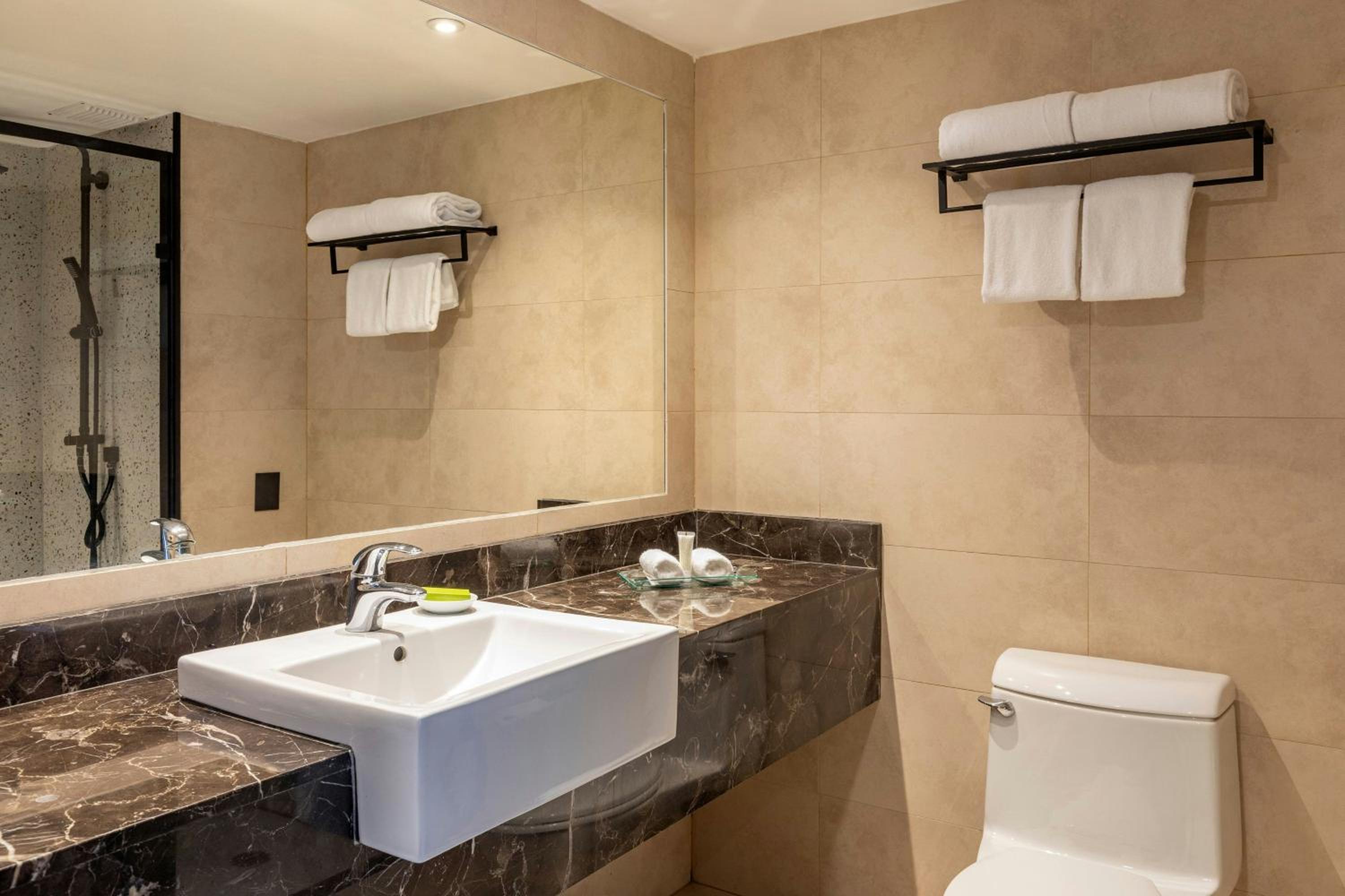 Deluxe Guest room, 2 Queen,  City view - Photo 4
