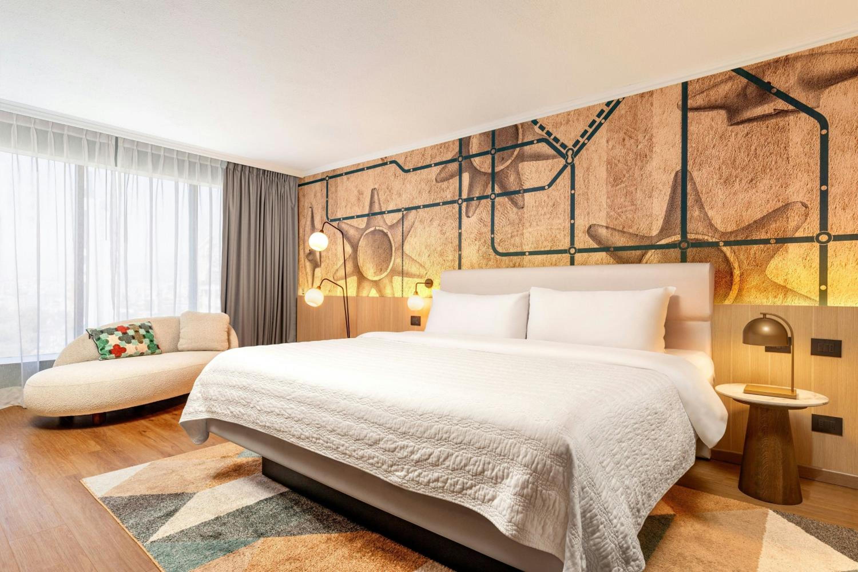 Deluxe Guest room, King,  City view - Photo 2