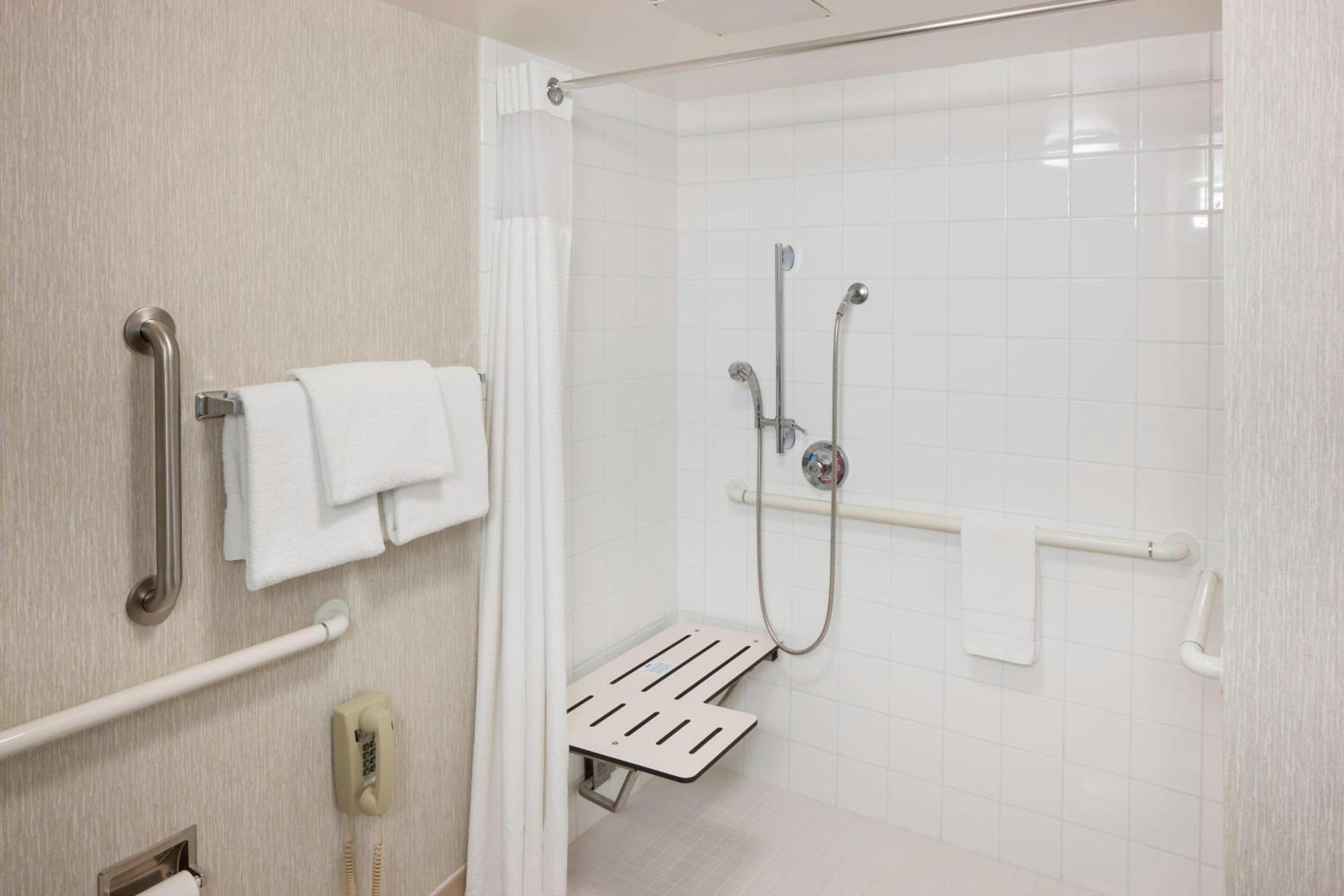 Oceanfront Queen Room with Two Queen Beds - High Floor - Mobility and Hearing Accessible with Roll-in Shower - Photo 6