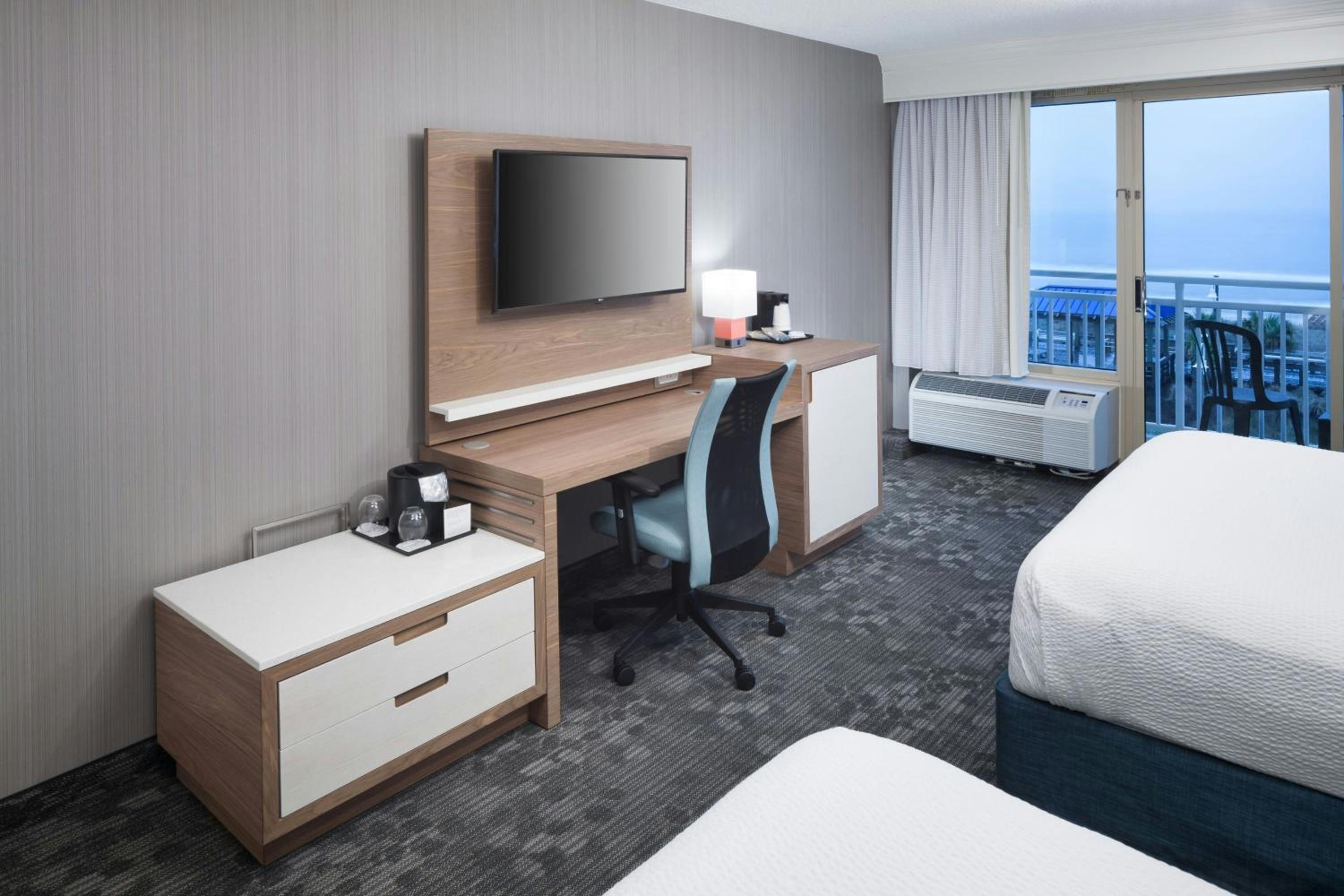 Oceanfront Queen Room with Two Queen Beds - High Floor - Hearing Accessible - Photo 2