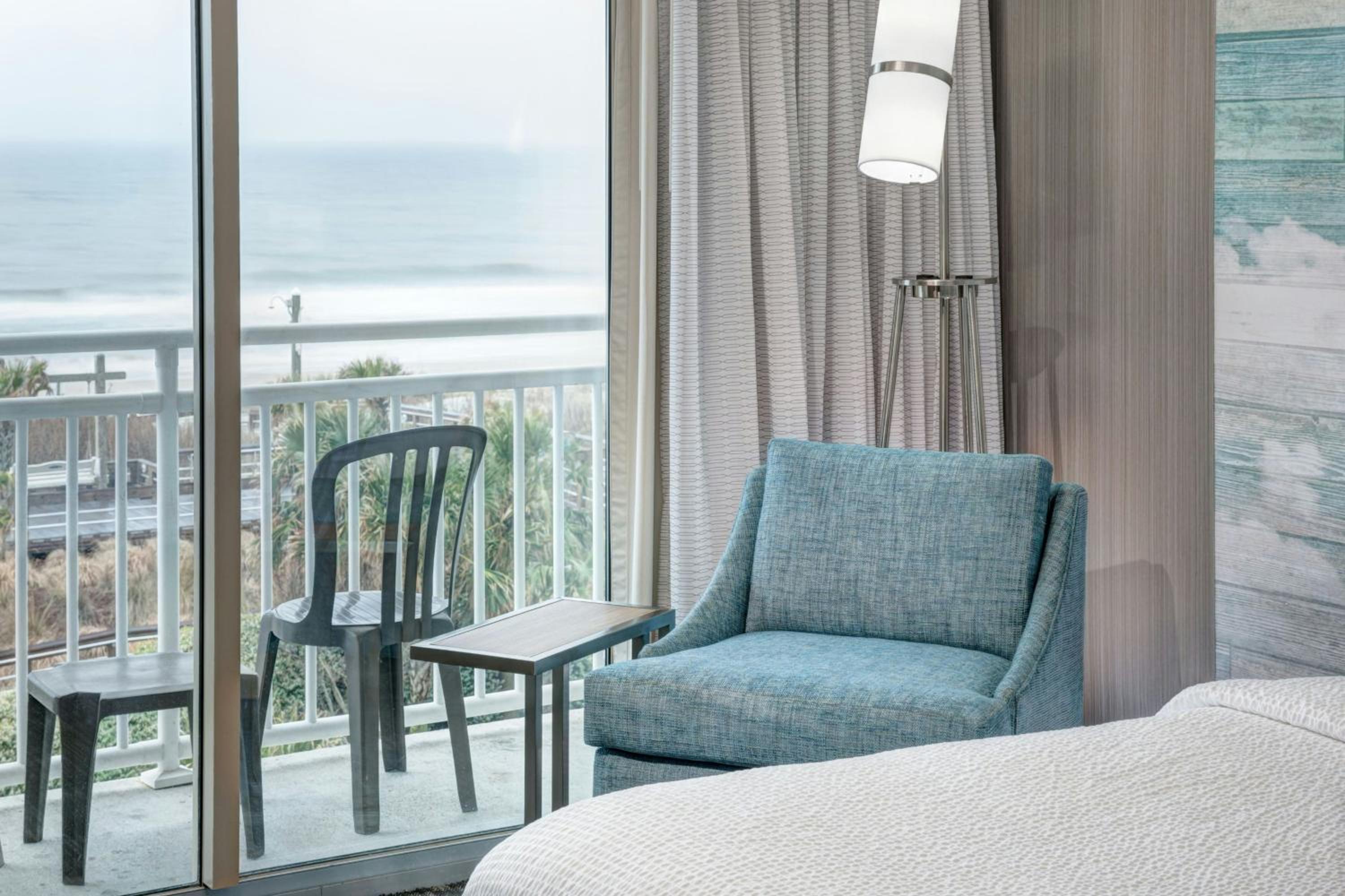 Oceanfront Queen Room with Two Queen Beds - High Floor - Hearing Accessible - Photo 5