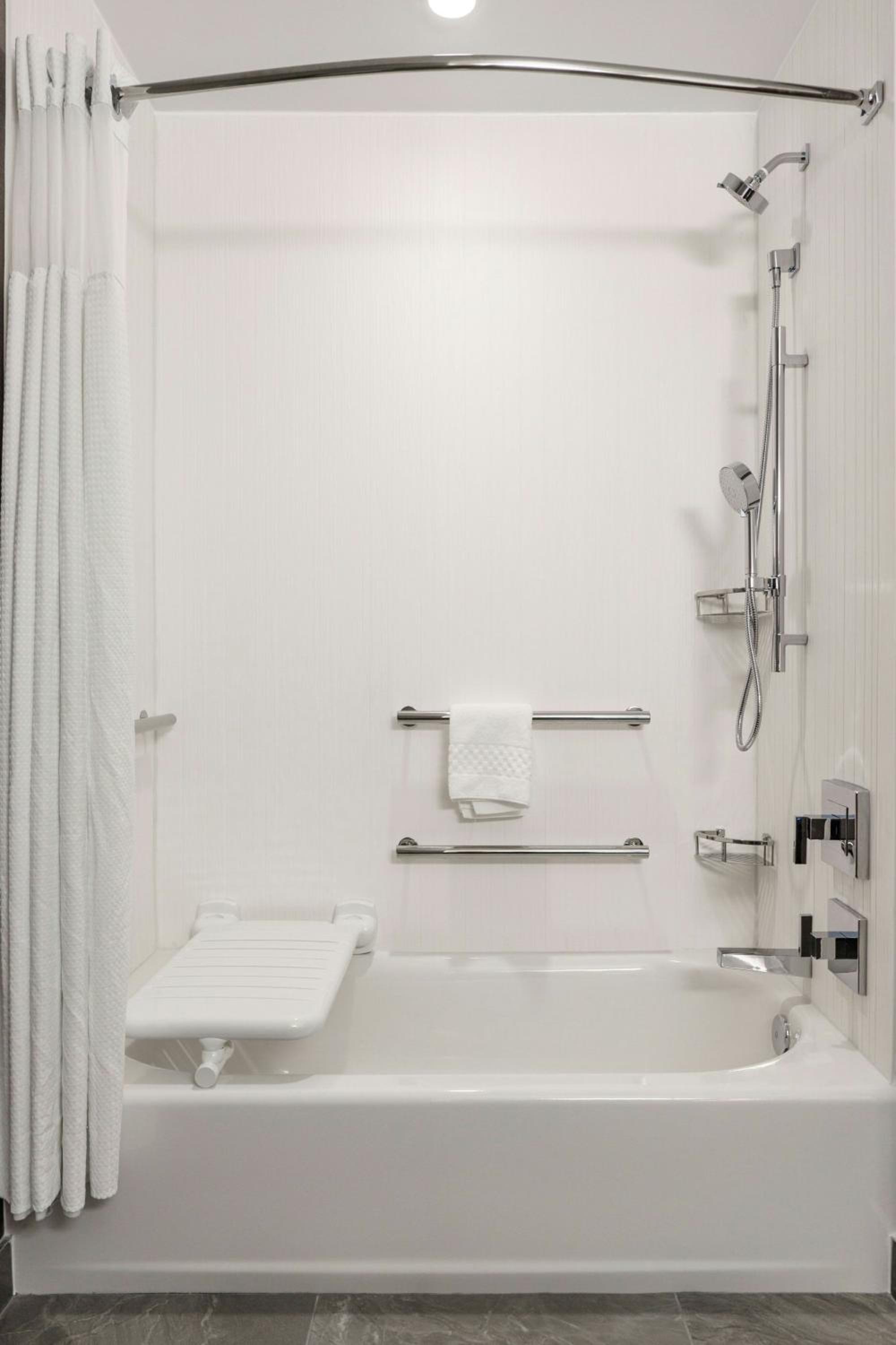 King Room with Adapted Tub - Mobility Accessible - Photo 5