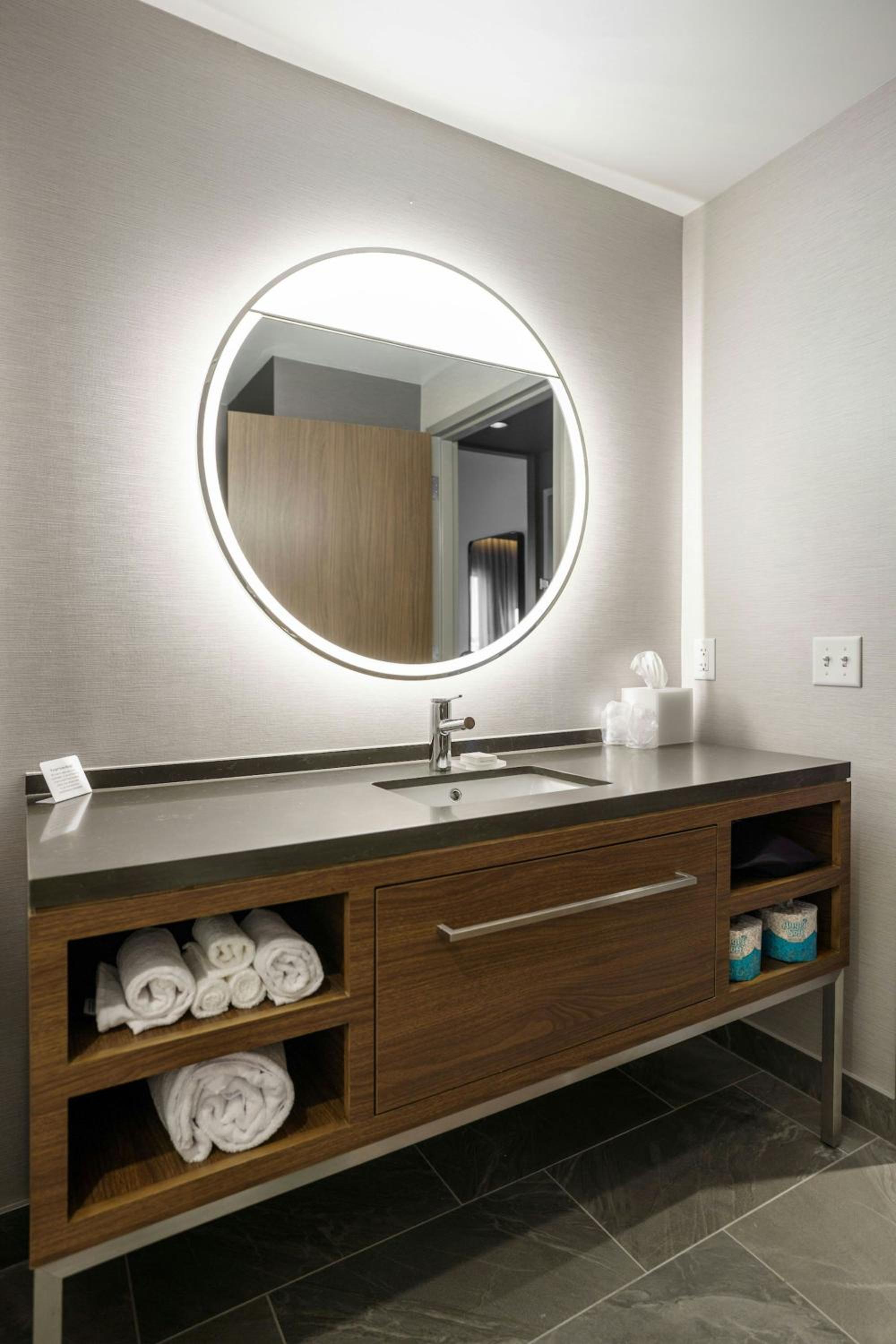 Queen Room with Two Queen Beds and Adapted Tub - Mobility Accessible - Photo 6