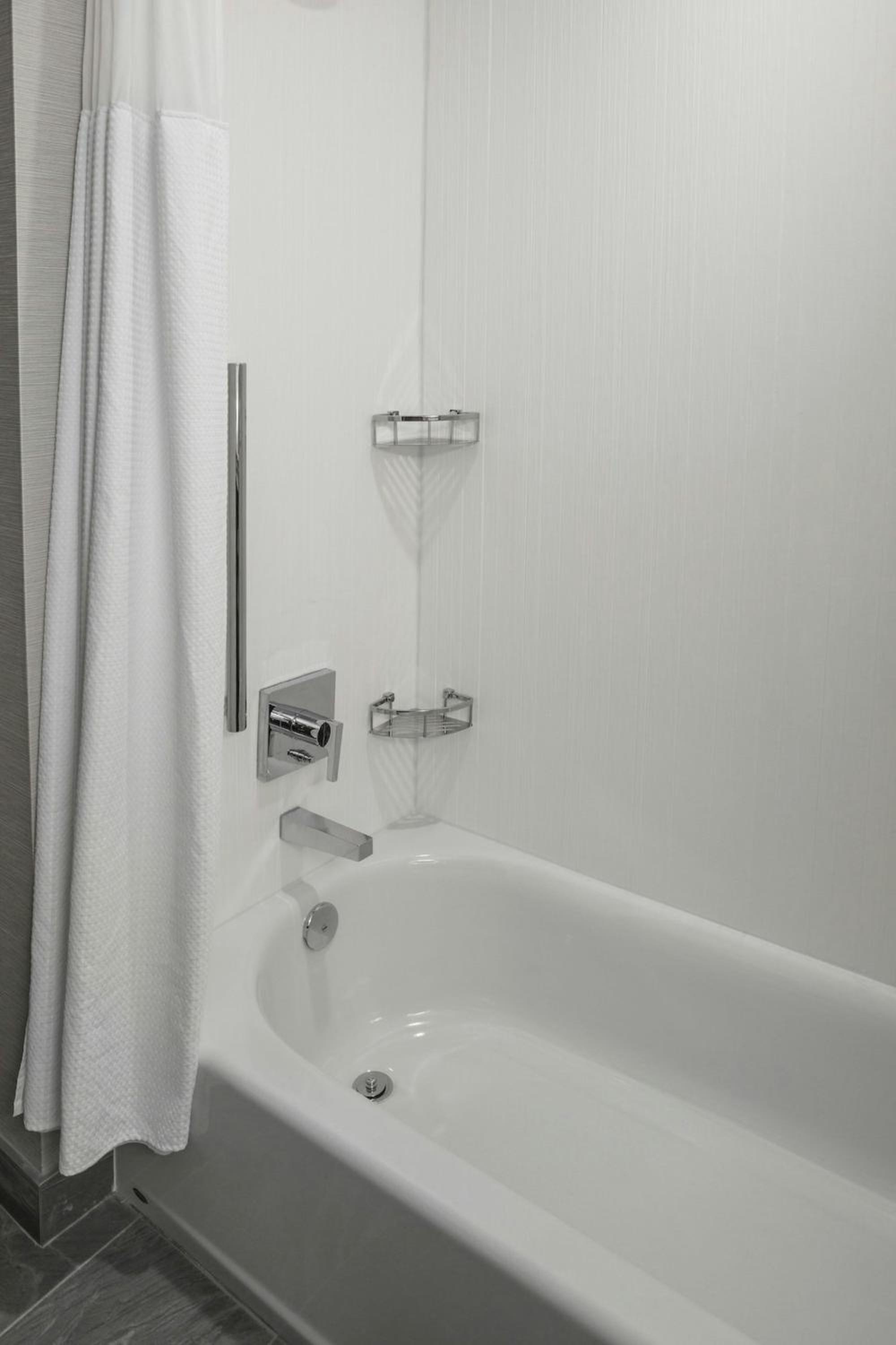 Queen Room with Two Queen Beds and Adapted Tub - Mobility Accessible - Photo 4