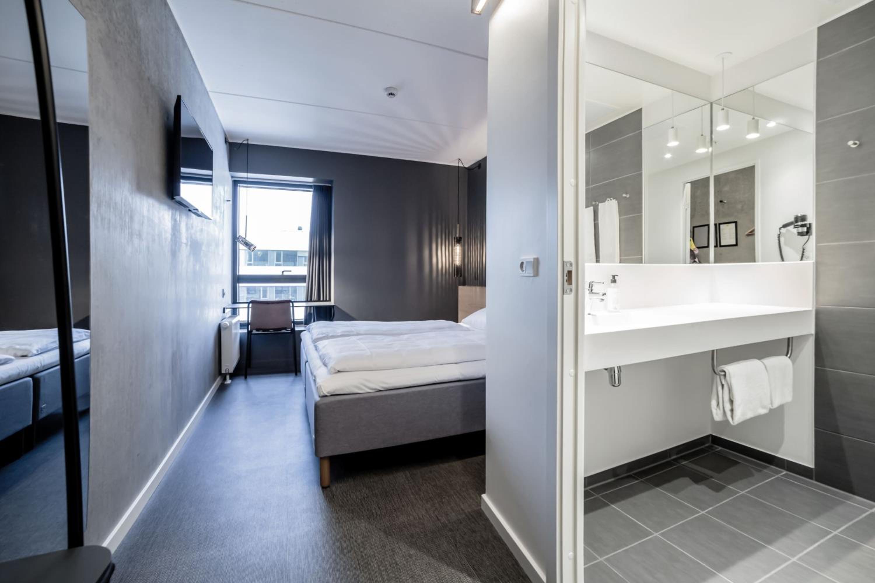 Standard King Room with Roll-In Shower thumbnail 6