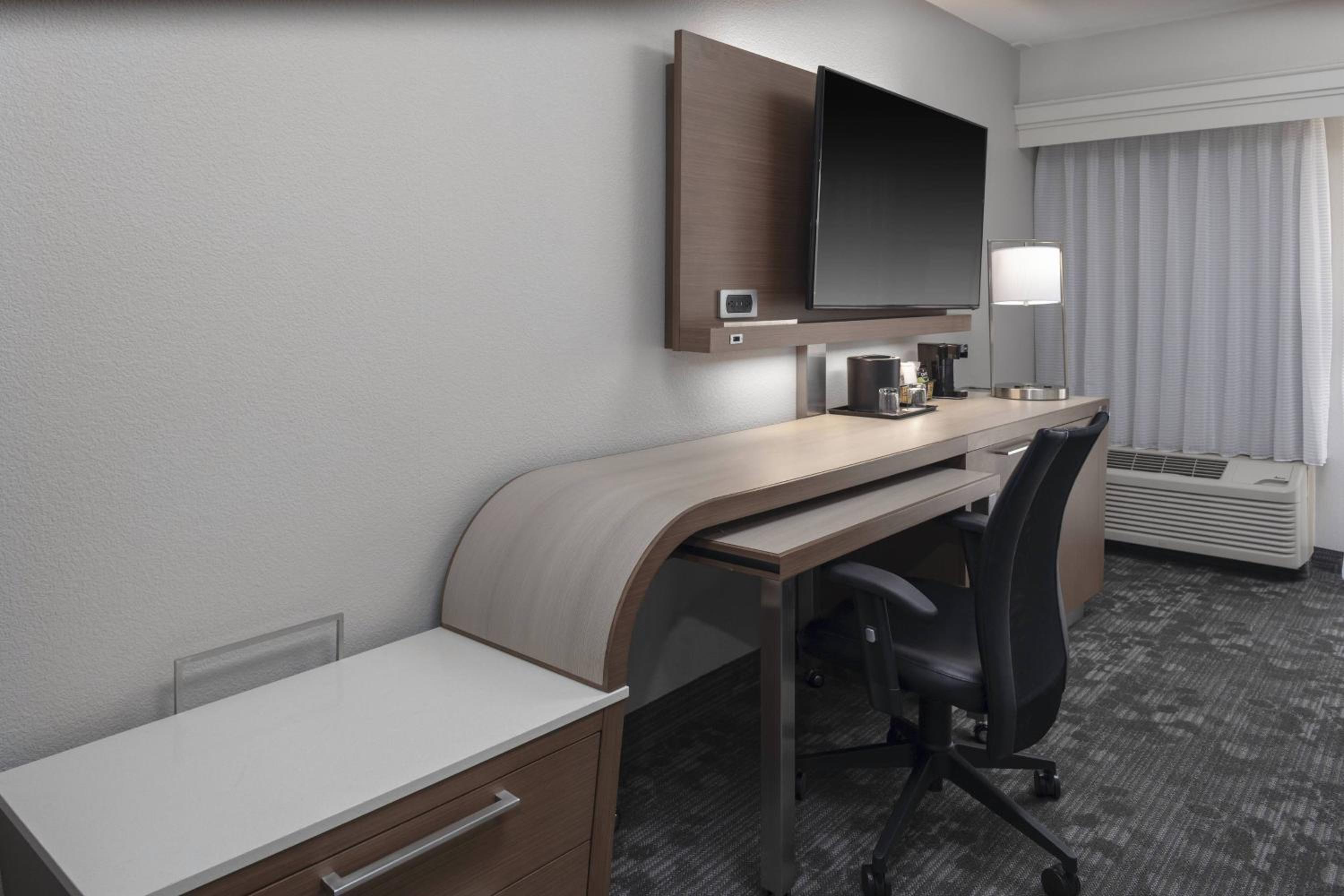 King Guest Room, Guest room, 1 King, Sofa bed (Mobility and Hearing Accessible w/Tub) - Photo 5
