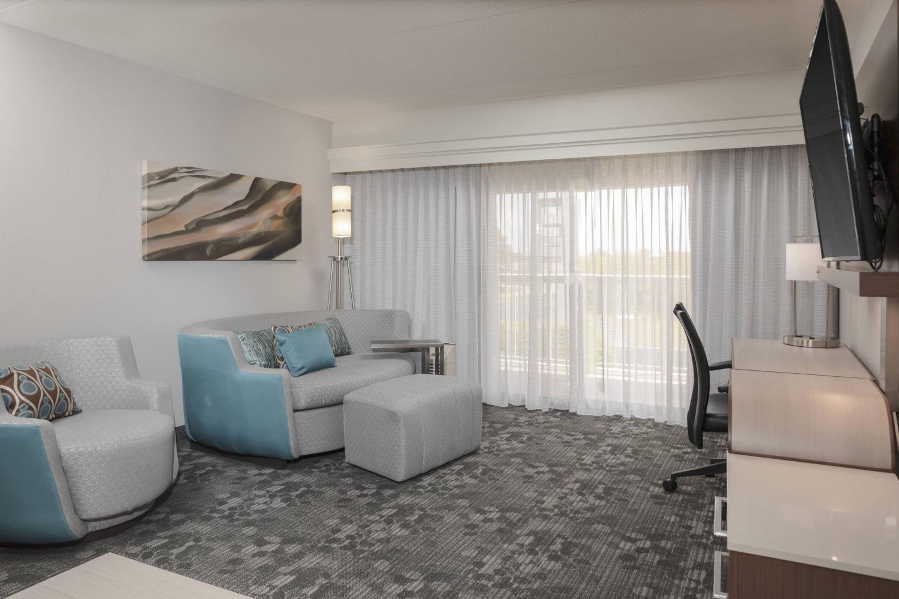 One-Bedroom King Suite with Sofa Bed - Photo 3