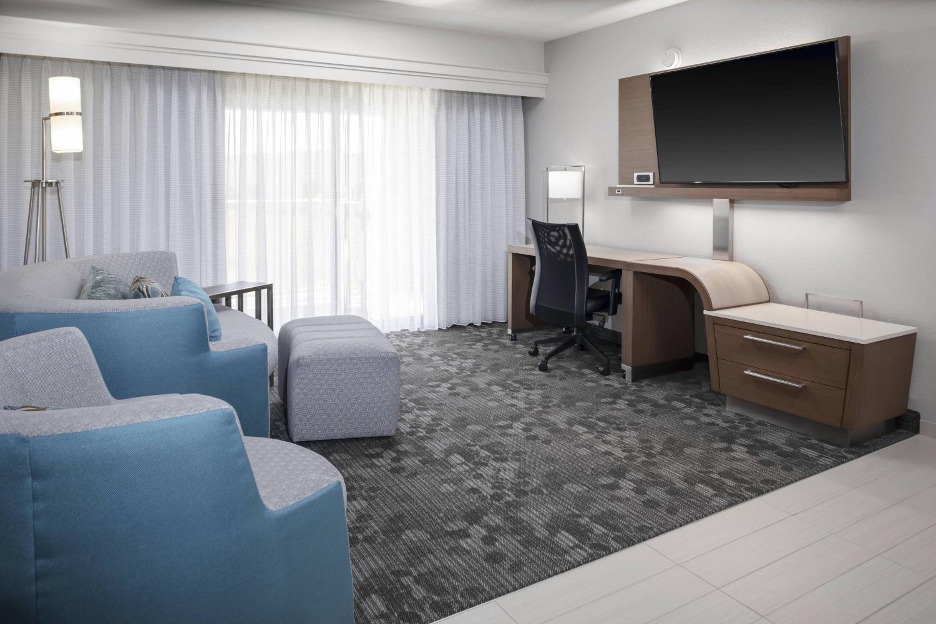 One-Bedroom King Suite with Sofa Bed - Photo 4