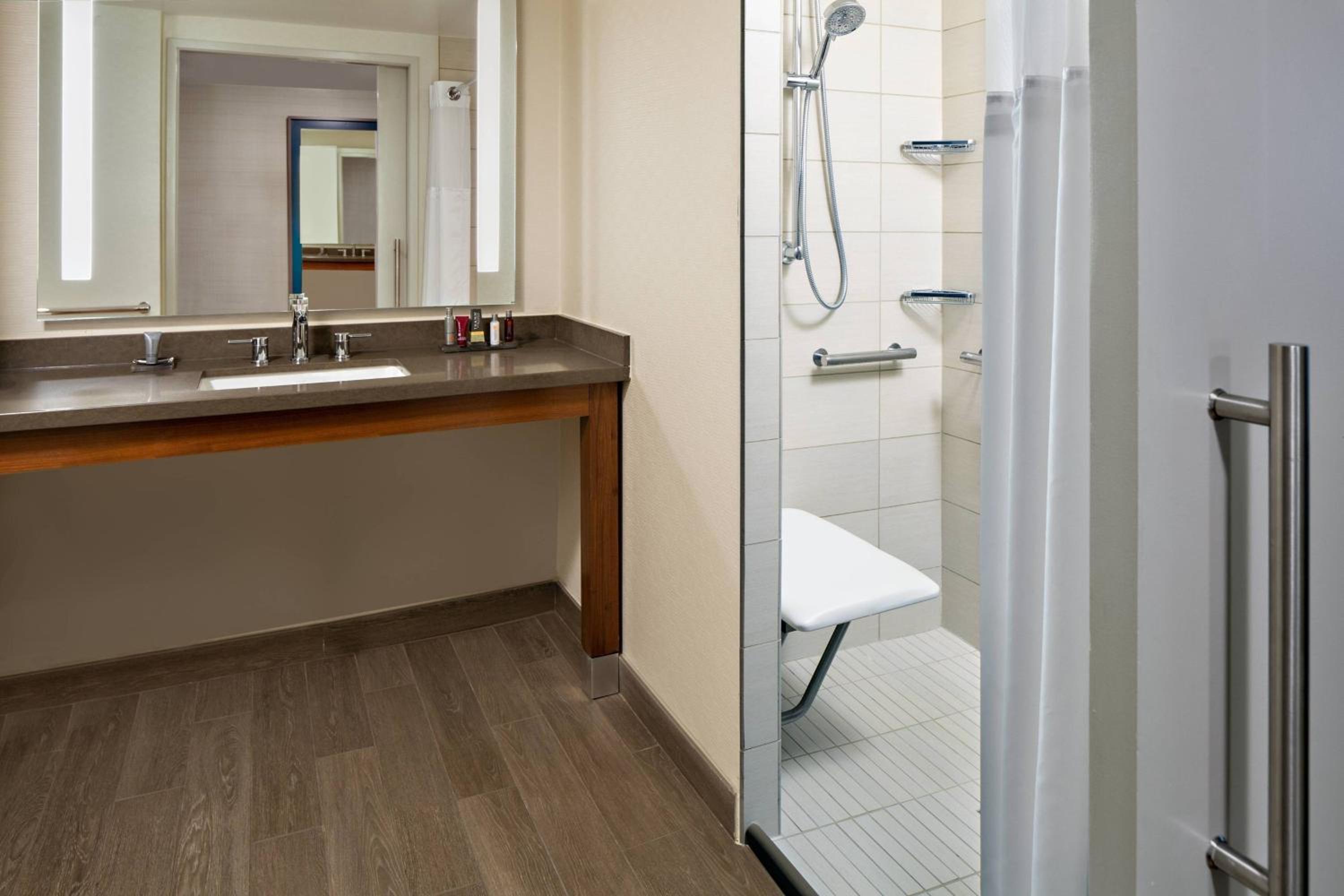 King Room with Roll-In Shower - M Club Level/Mobility/Hearing Accessible photo 3