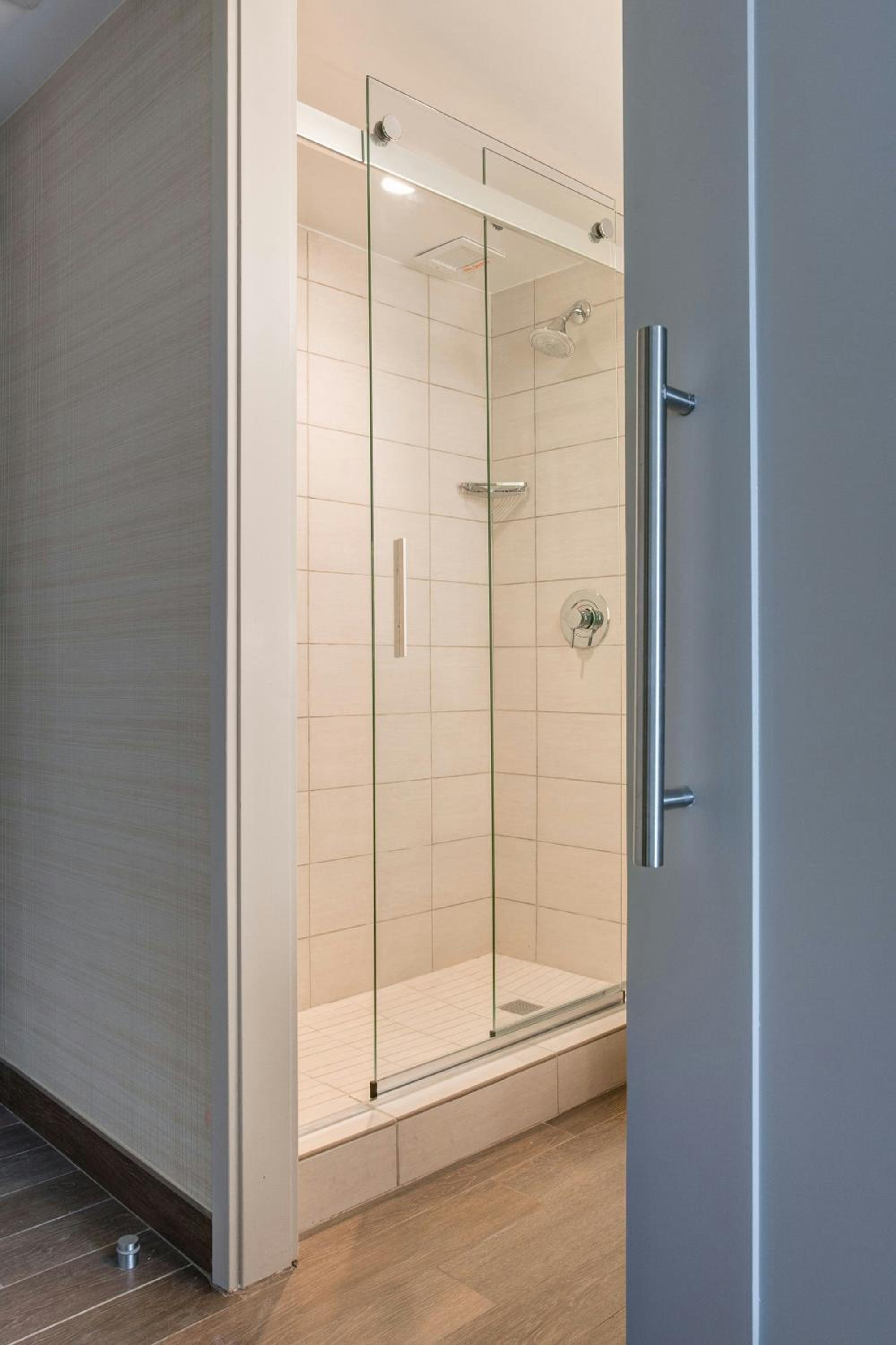 Double Room with Roll-In Shower - M Club Level/Mobility/Hearing Accessible photo 1
