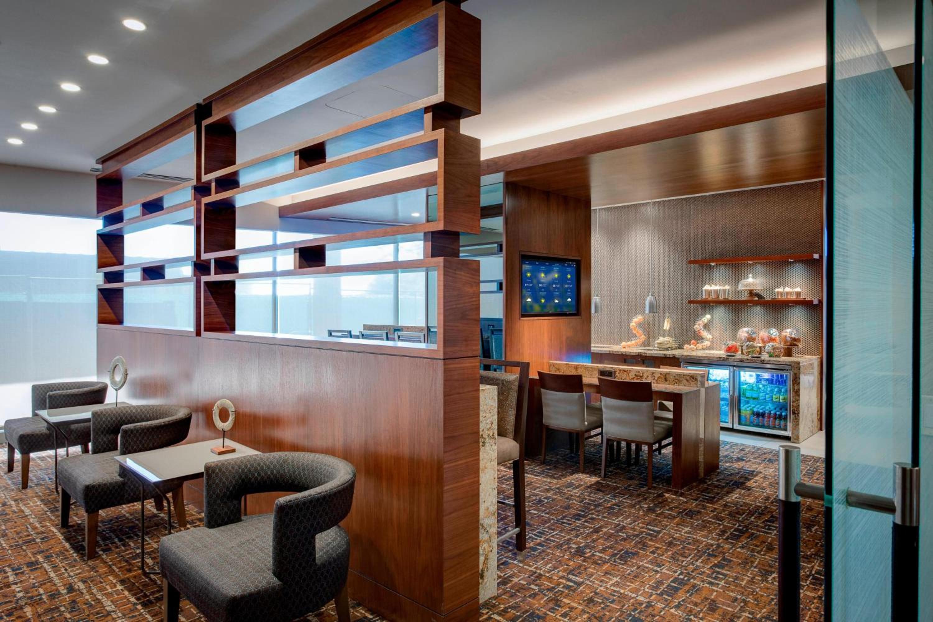King Room with Roll-In Shower - M Club Level/Mobility/Hearing Accessible photo 2