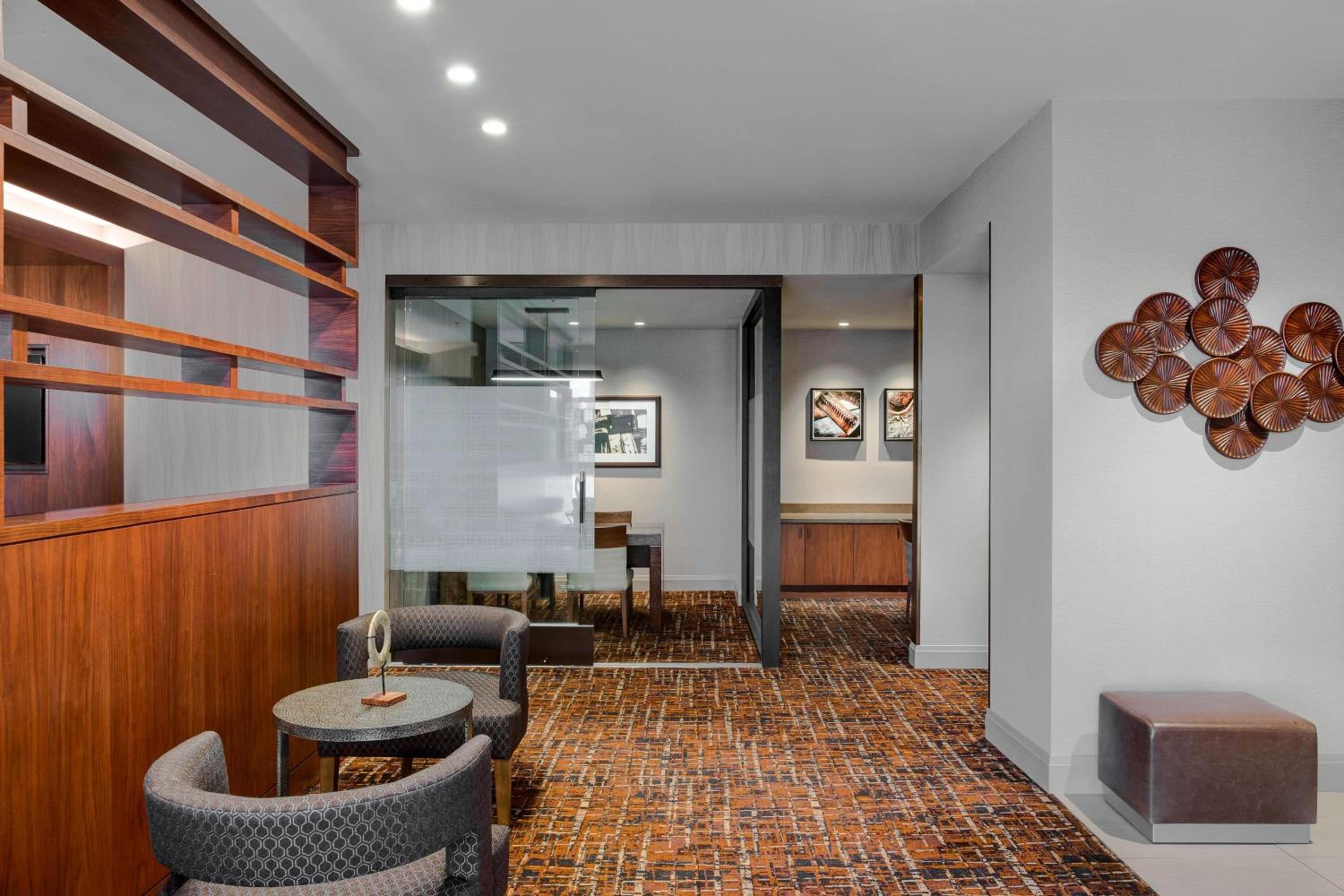 Double Room with Roll-In Shower - M Club Level/Mobility/Hearing Accessible photo 2