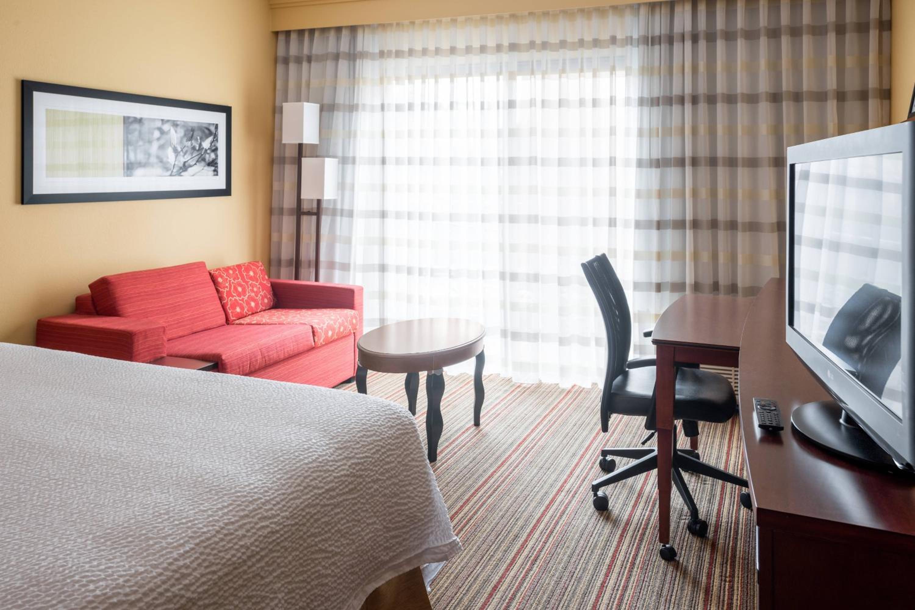 King Room with Sofa Bed - Non-Smoking - Photo 3
