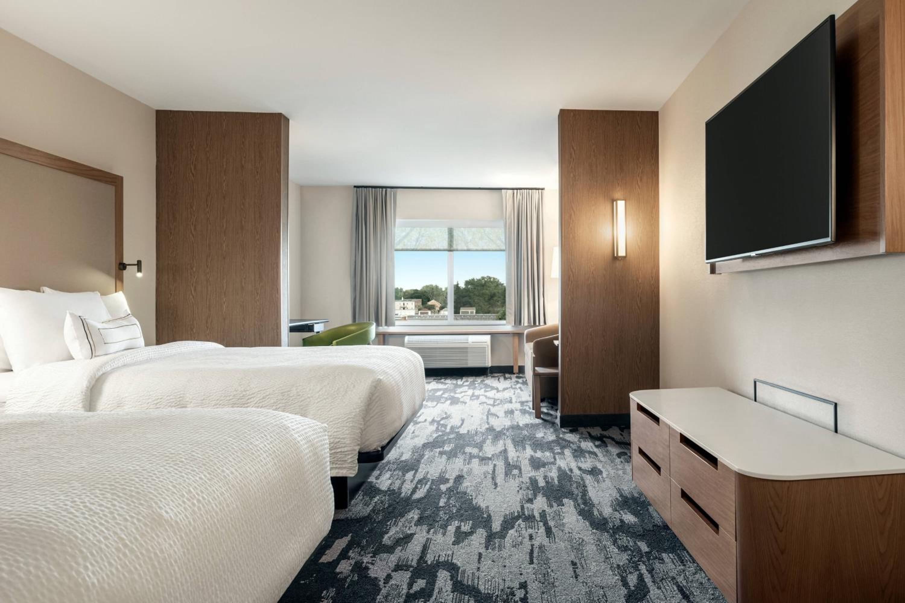 Queen Suite with Two Queen Beds, Sitting Area and Sofa Bed - Photo 2