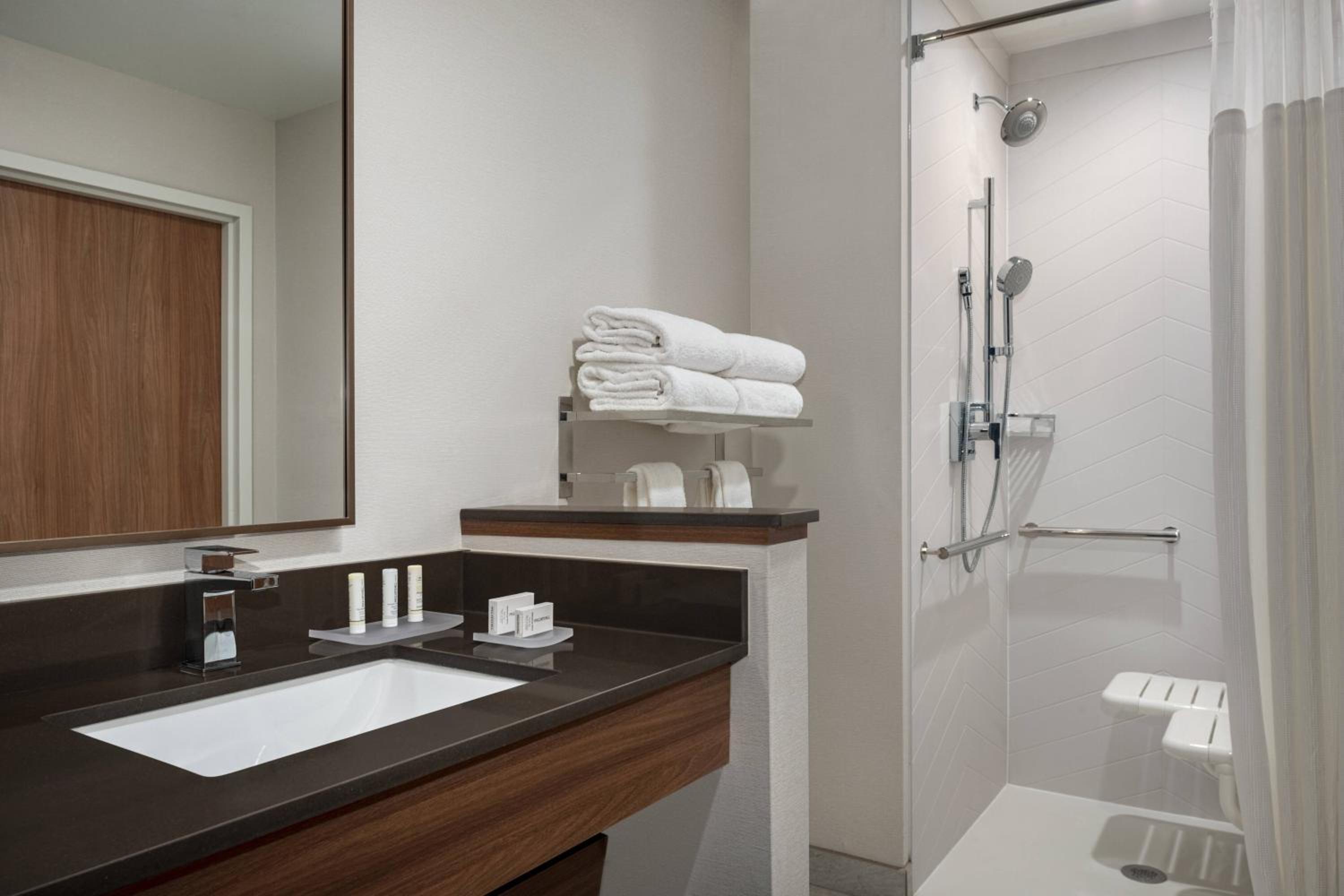 Queen Room with Two Queen Beds - Hearing Accessible - Photo 4